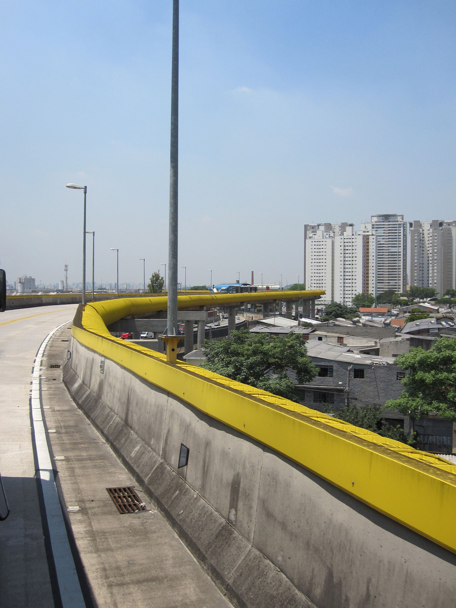 Fig. 22.32 The elevated track of São Paolo’s Expresso Tiradentes.