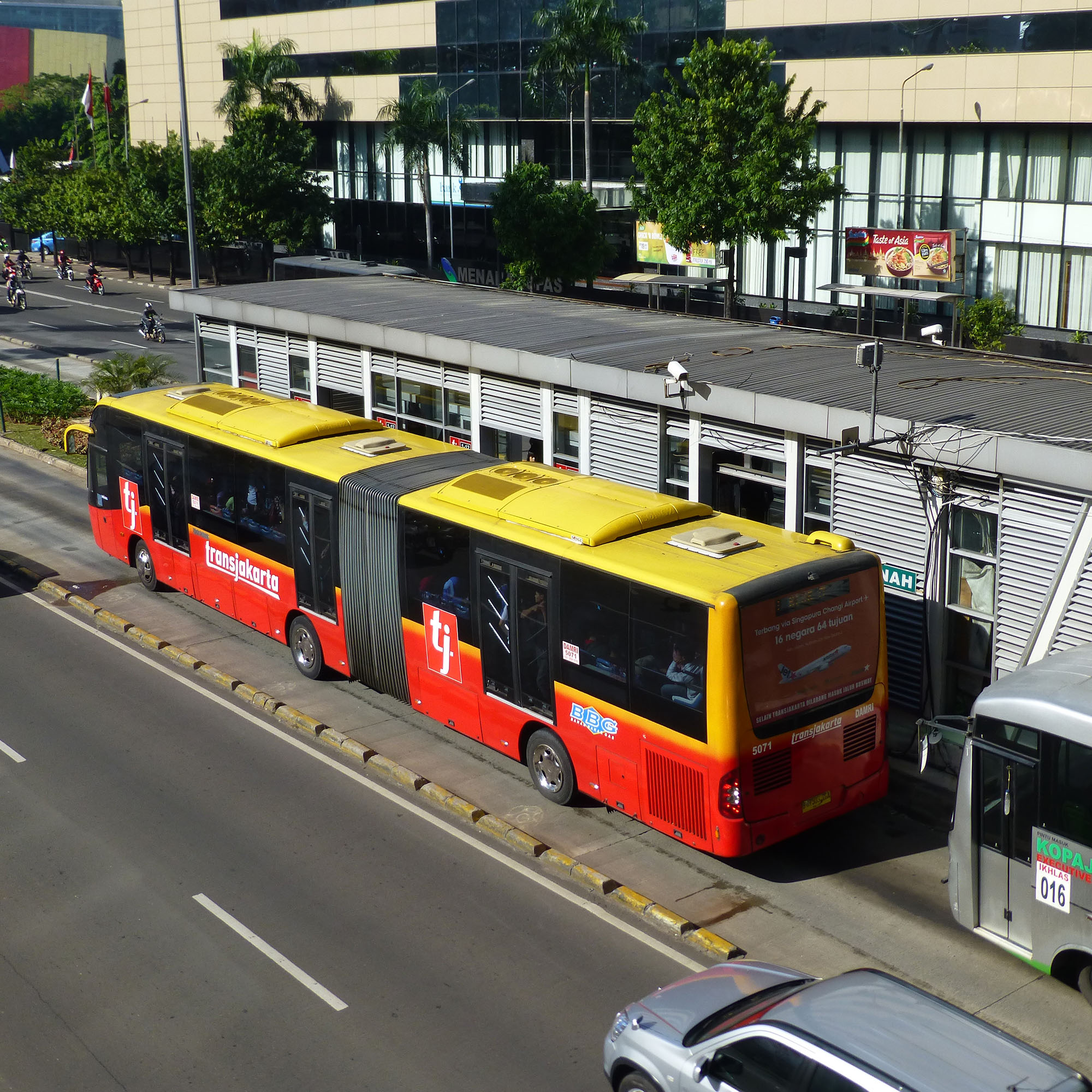 Fig. 22.12 TransJakarta utilizes buses with doorways on both sides of the vehicle in order to service both median and curbside stations.
