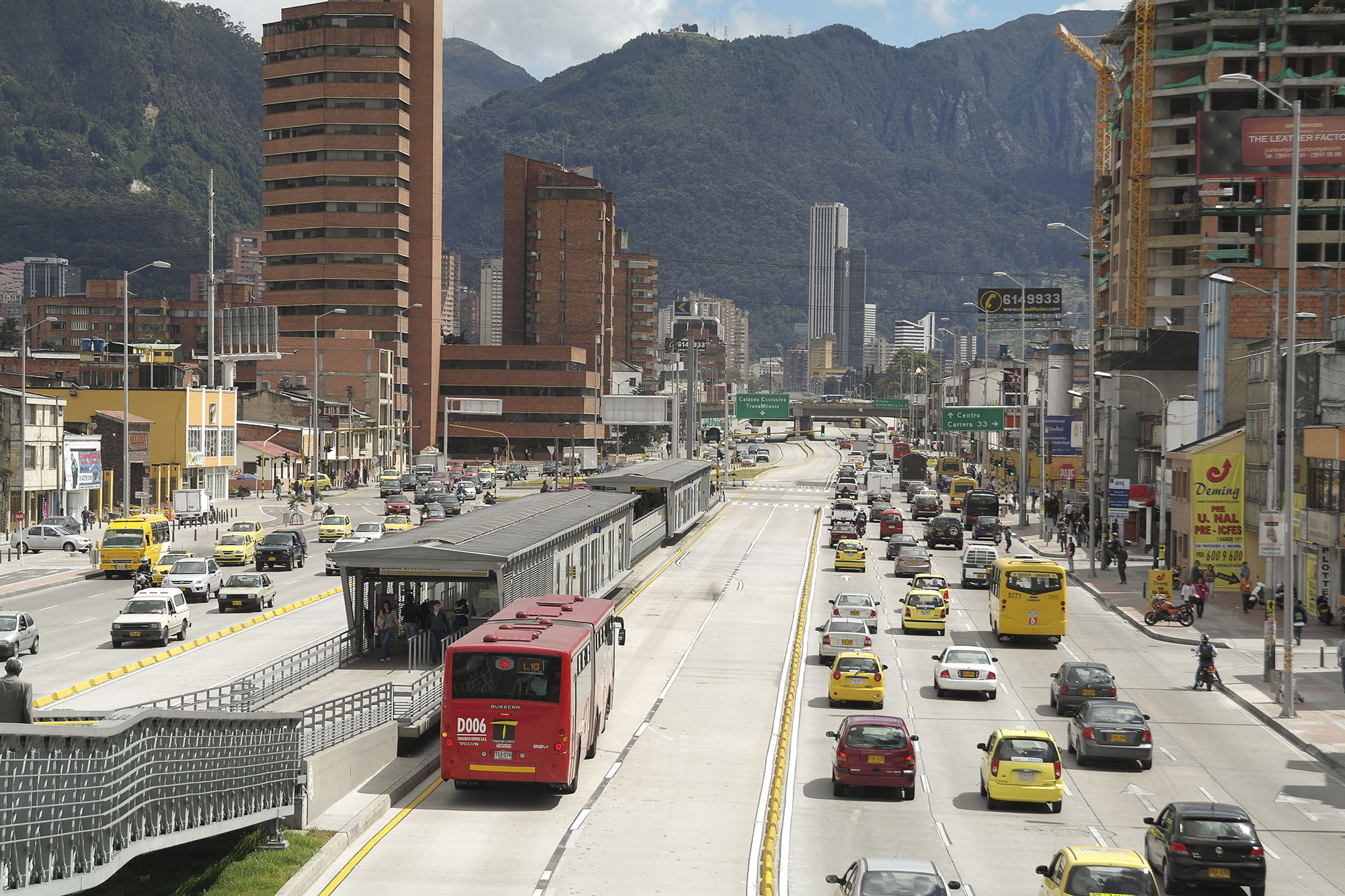 Fig. 22.19 A median busway in Bogotá with a single median station has become the standard for high-quality BRT systems.