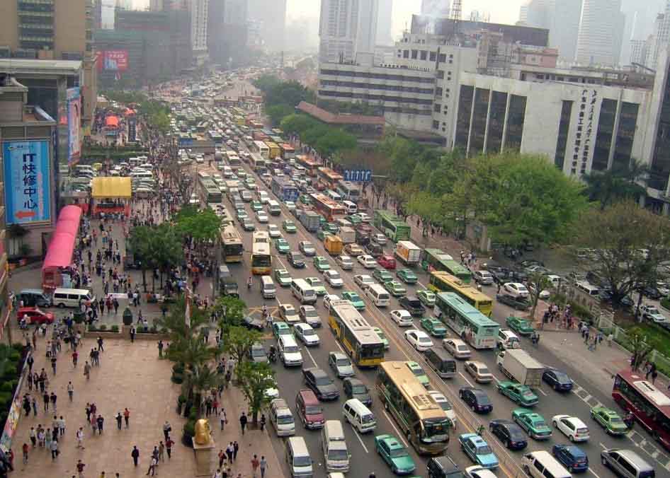 Fig. 2.14 A typical scene at a Guangzhou bus stop before the implementation of BRT.