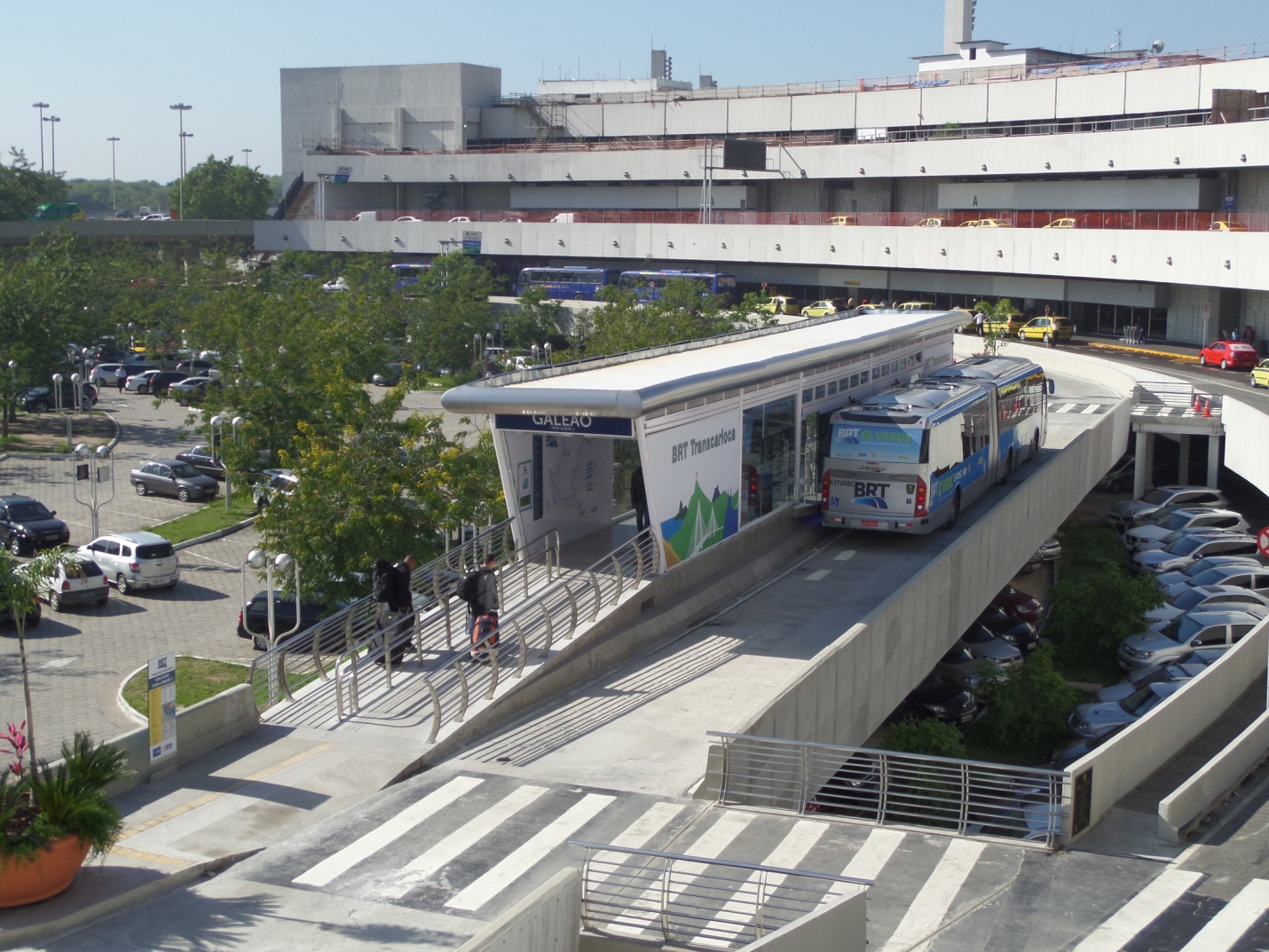 Fig. 25.34 Low-capacity station: Rio de Janeiro’s Transcarioca Station in Galeão International Airport.