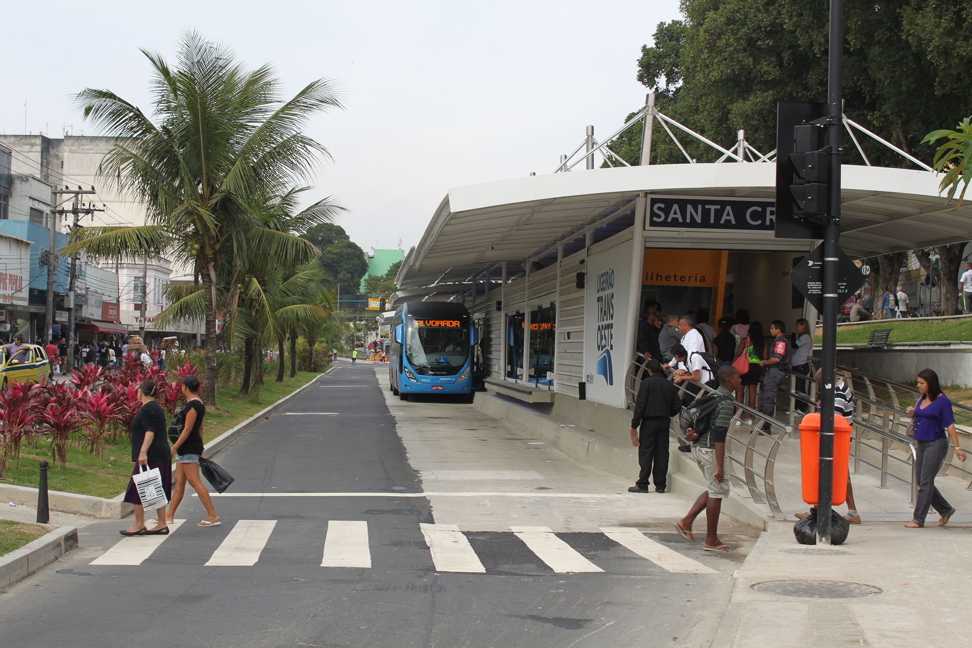 Fig. 22.49 The TransOeste in Rio de Janeiro provides passing lanes at stations.