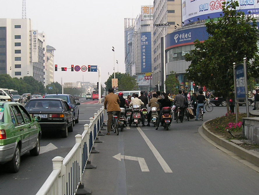 Fig. 31.22 A left turn lane for bicycles in Changzhou, China.