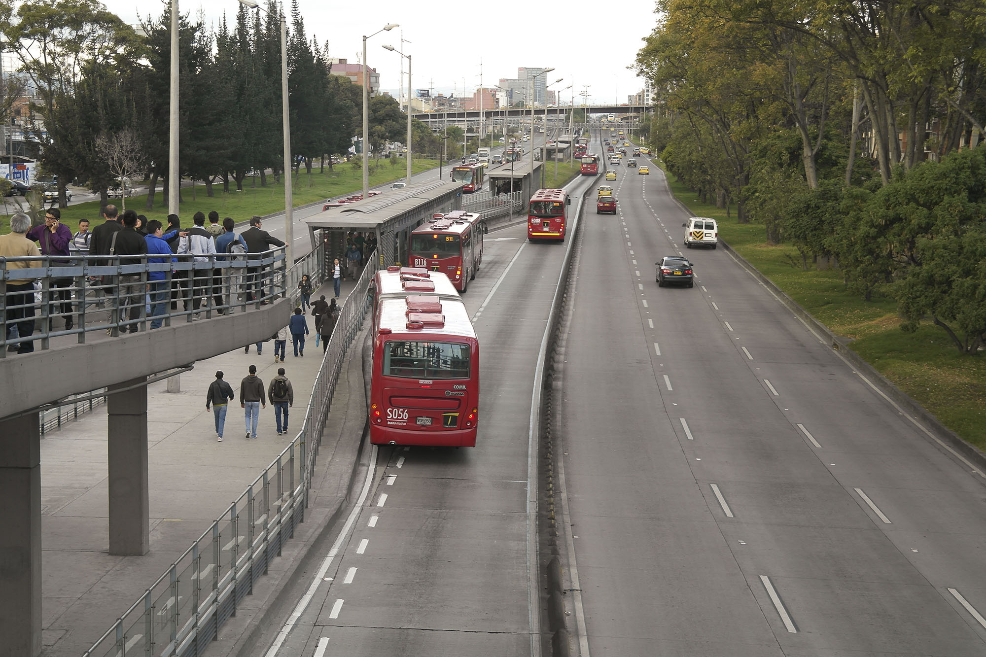 Fig. 22.54 An interchange station in Bogotá, with a closed environment between the two trunk platforms.