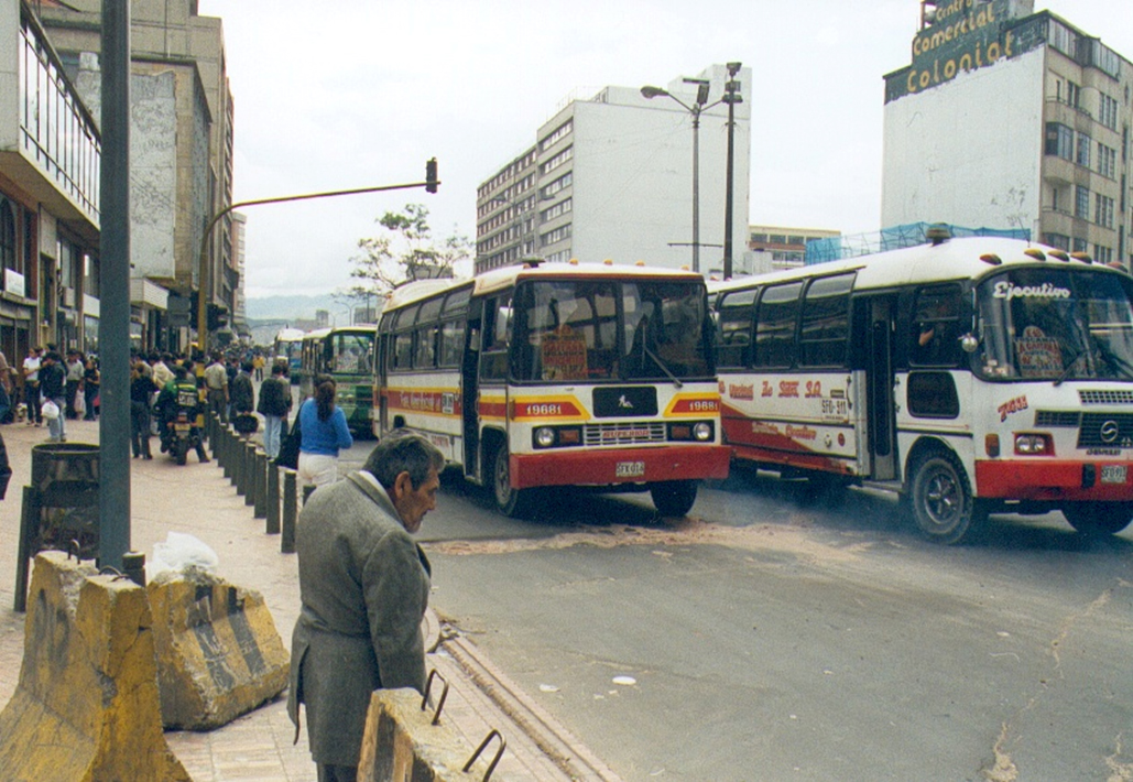 Fig. 16.2 Prior to the development of the TransMilenio BRT system, Bogotá’s public transport services were of a chaotic and low-quality nature.