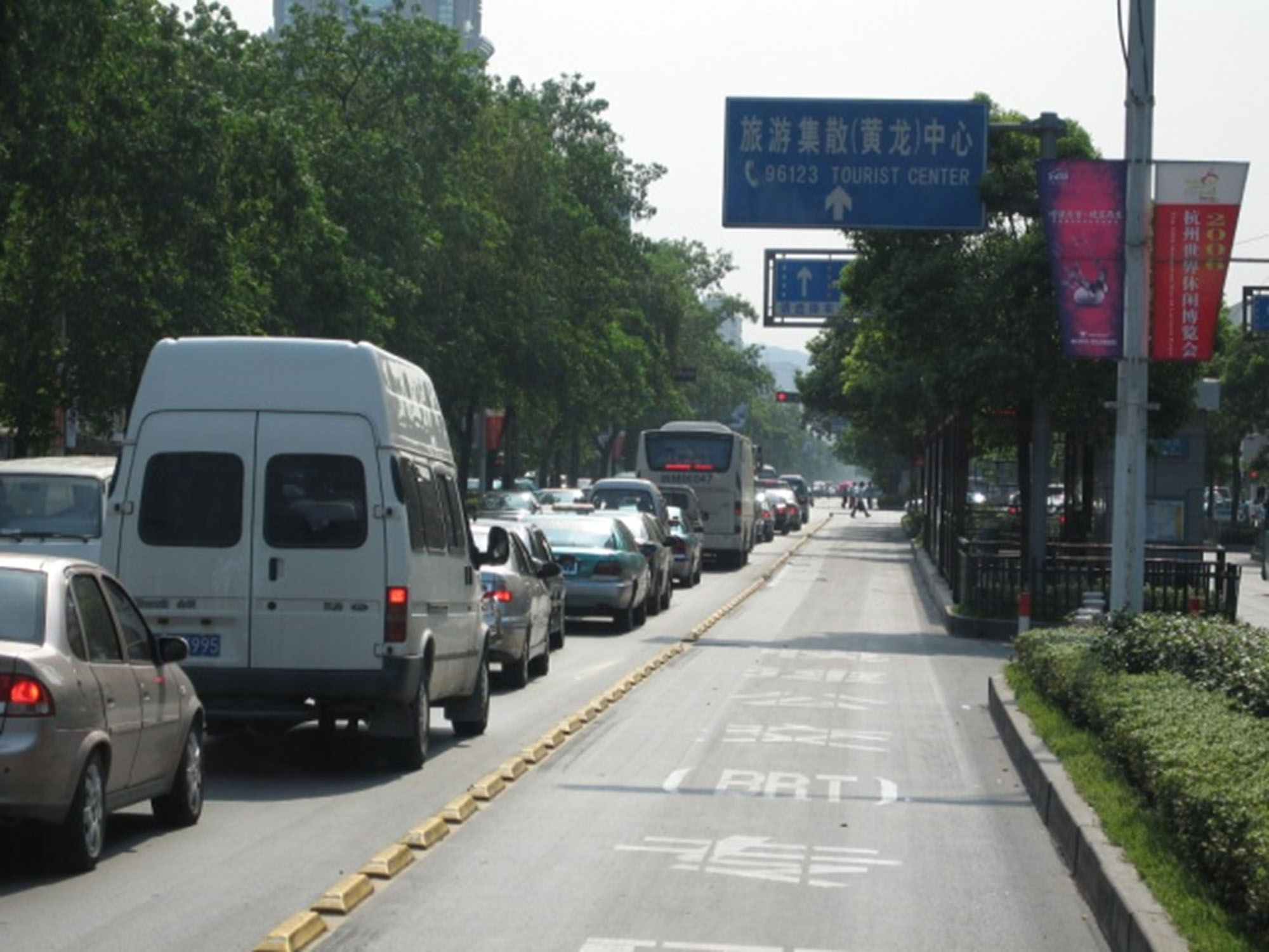 Fig. 7.13 Empty busways, as seen here in Hangzhou, may create political pressure to open up the lane to private vehicles.