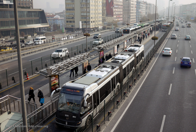 Fig. 25.23 Medium-capacity station with high-capacity operation due to large buses, no defined stopping berths in Istanbul, Turkey.