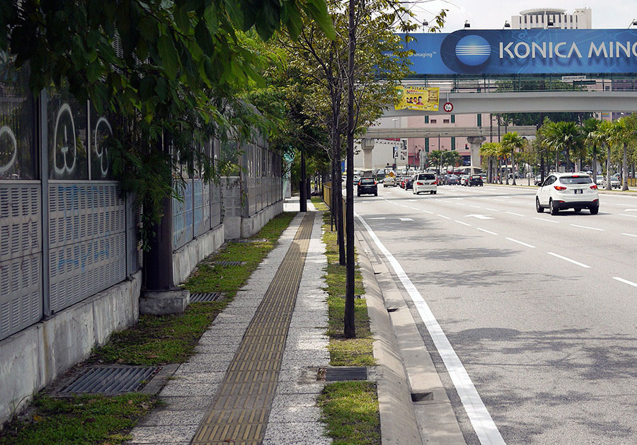 Fig. 29.9 A continuous wall on this road in Kuala Lumpur means that there is no street surveillance offered by residents, passersby, and shopkeepers