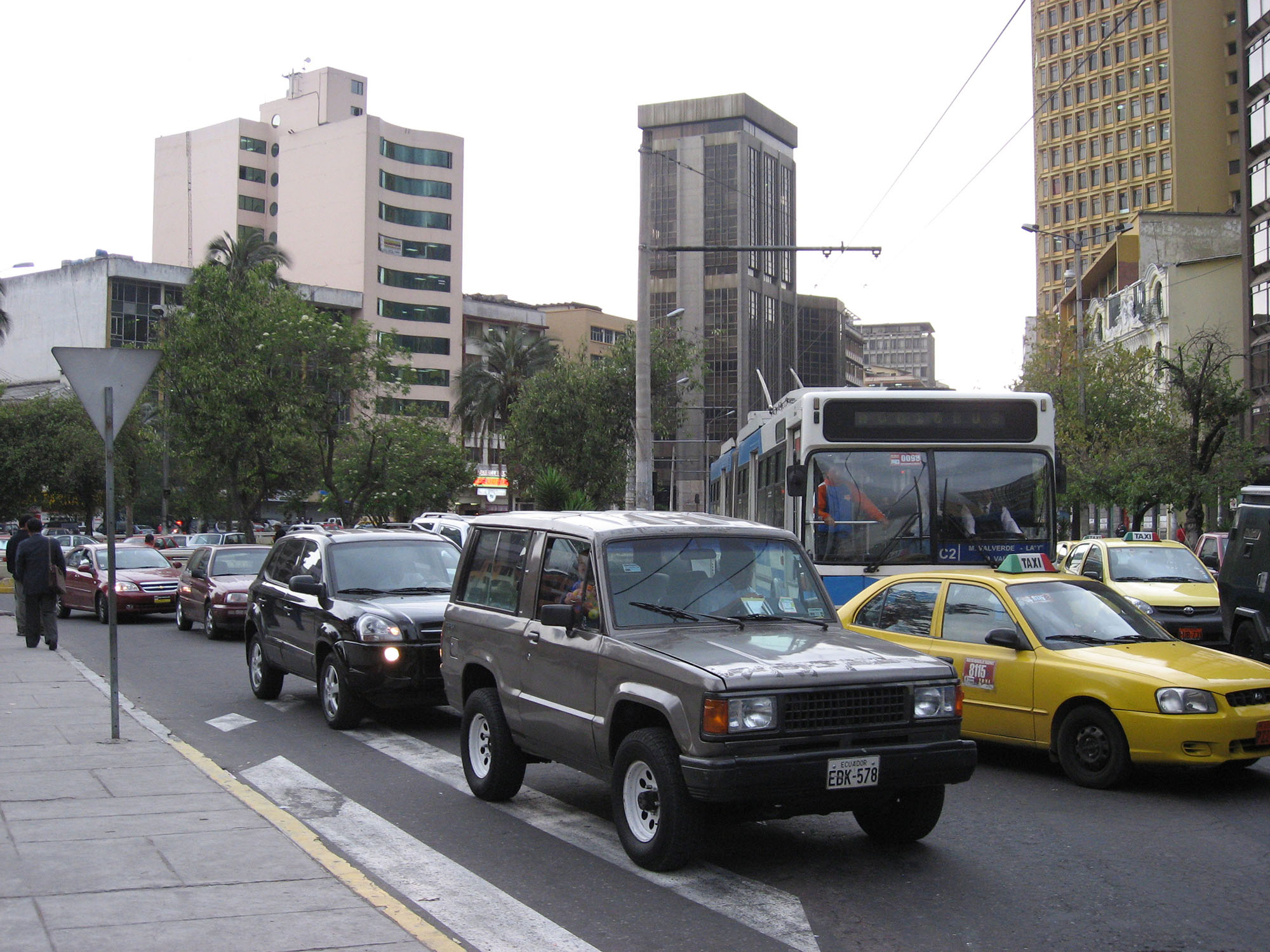 Fig. 22.23 In this image from Quito, Ecuador, the Trolé BRT vehicle operates in an “exclusive” curbside lane, but is blocked by merging traffic from a side street. A median busway would largely avoid these types of conflicts.