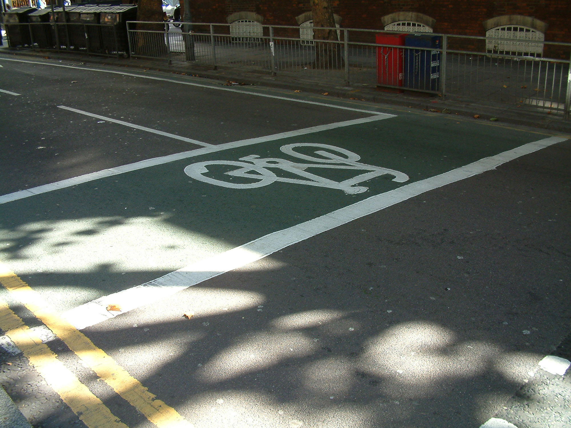 Fig. 24.72 In the UK, a priority bicycle stopping area is placed ahead of the stopping line for motorized vehicles.