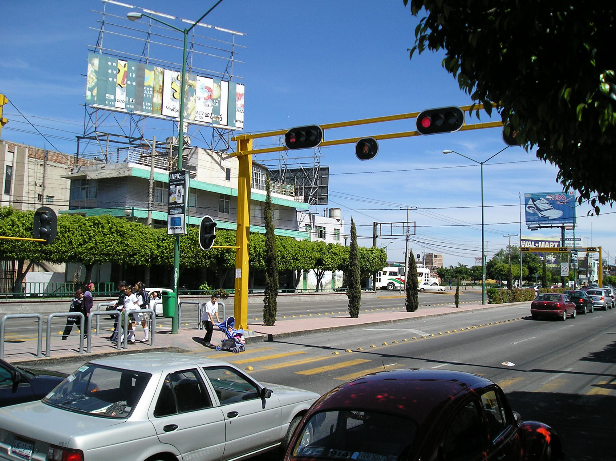 Fig. 29.2 Second component of pedestrian access to a BRT system: crossing the corridor to reach the station (León, Mexico).