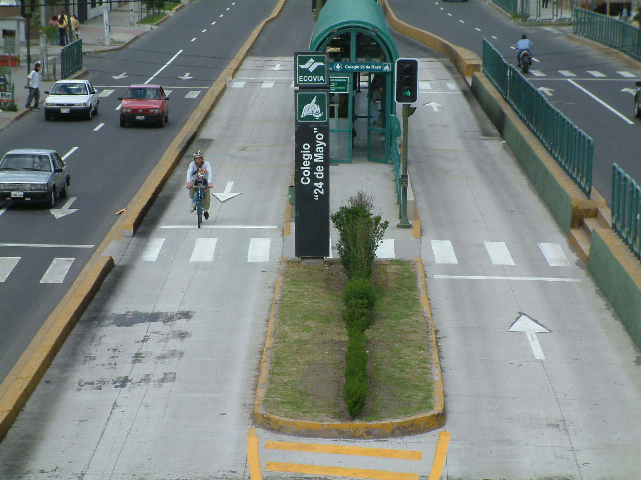 Fig. 31.26 A cyclist using a BRT corridor in Quito.