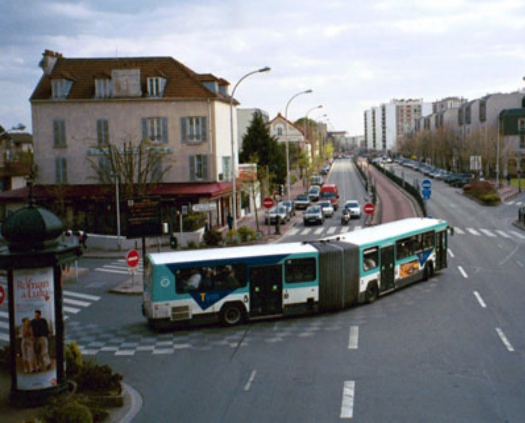 Fig. 24.53 The green phase for a BRT vehicle entering the Val de Marne busway in Paris.