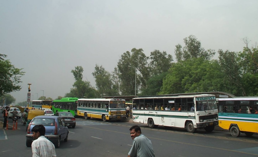 Fig. 13.6 Non-BRT buses are shown being allowed in the Delhi HCBS bus lanes, many of which are in a deteriorated state, causing frequent stalls and breakdowns.