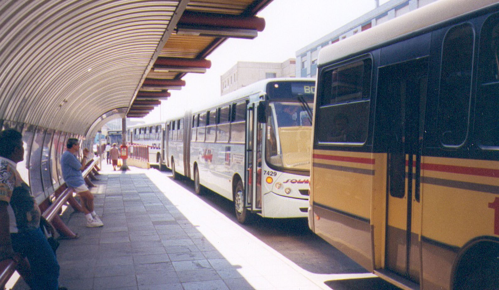 Fig. 7.18 Convoying allows the Porto Alegre system to achieve peak capacities of over 20,000 pphpd, but at the same time this technique can result in busway and station congestion, and therefore slow average vehicle speeds.