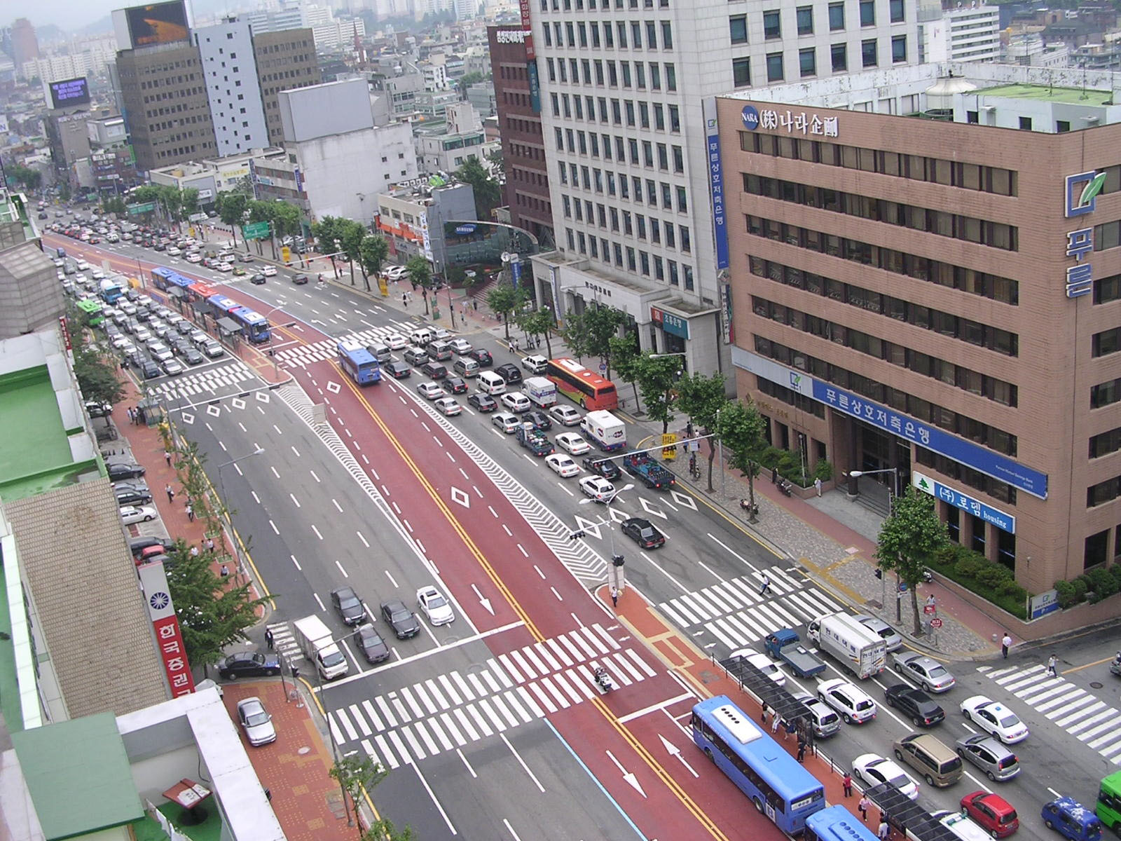 Fig. 23.16 Colorized busway in Seoul, South Korea