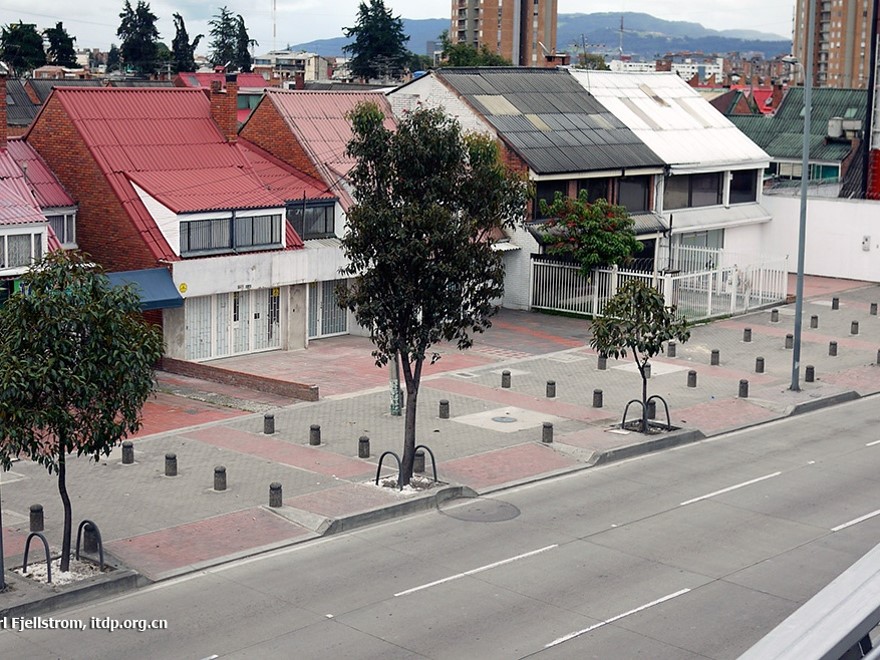 Fig. 33.31 When many driveways cut through the pedestrian space, it adds potential for conflict between the modes and disrupts the safety of the sidewalk.