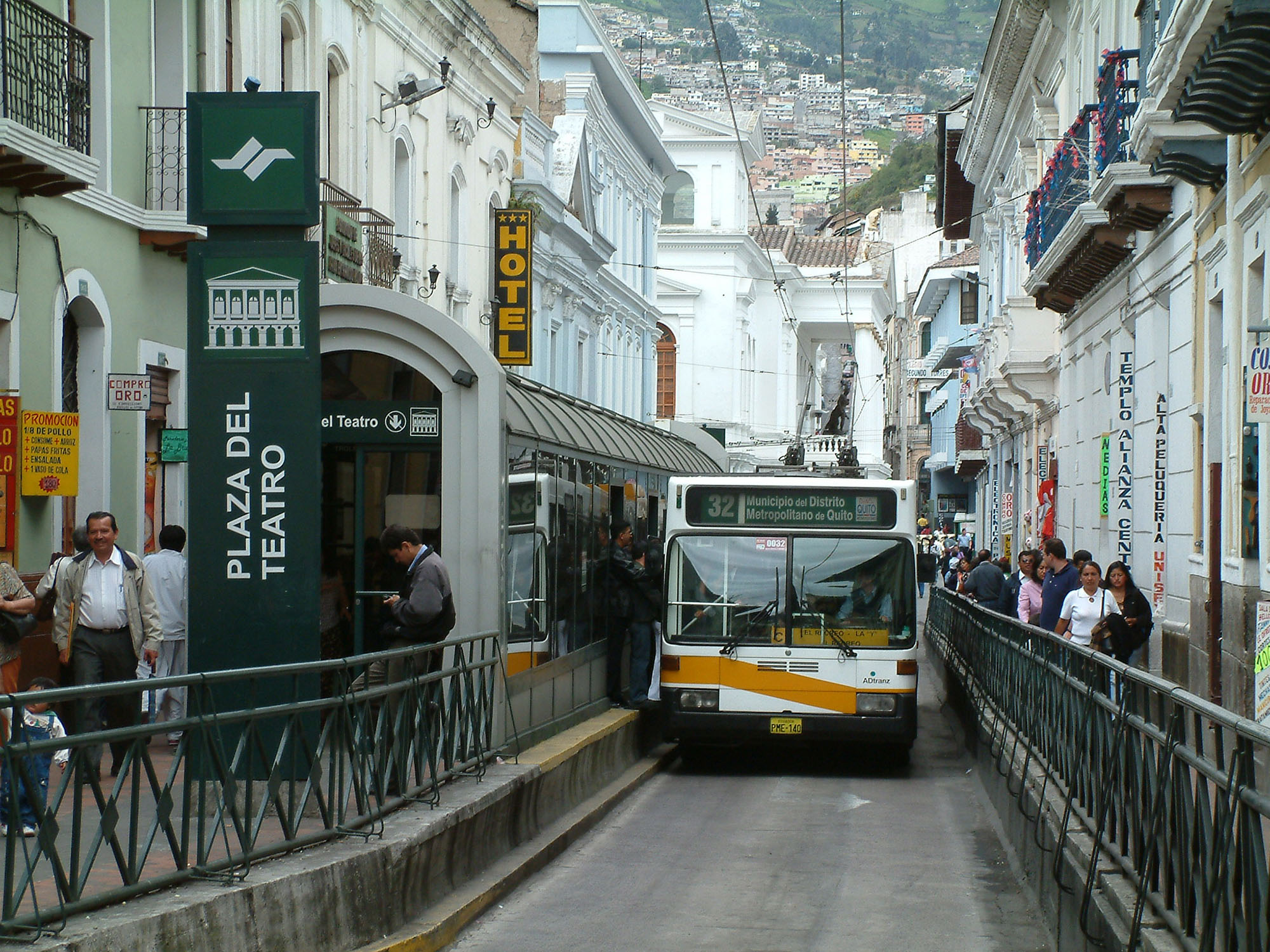 Fig. 22.18 Insertion of bus lane and station in a narrow space in Quito.