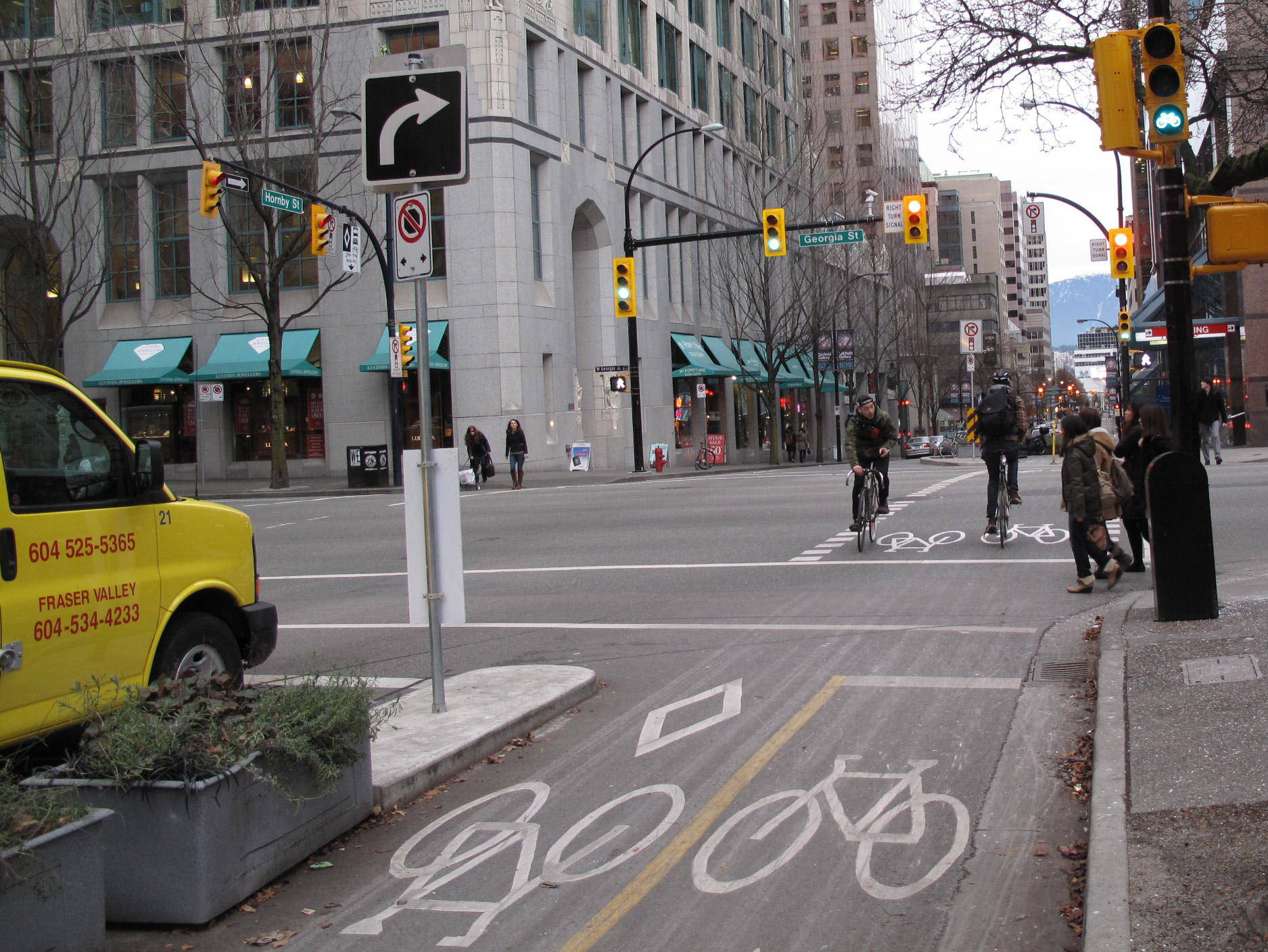Fig. 31.21 A bike signal in Vancouver, Canada, turns green before the right turn signal for autos turns green.