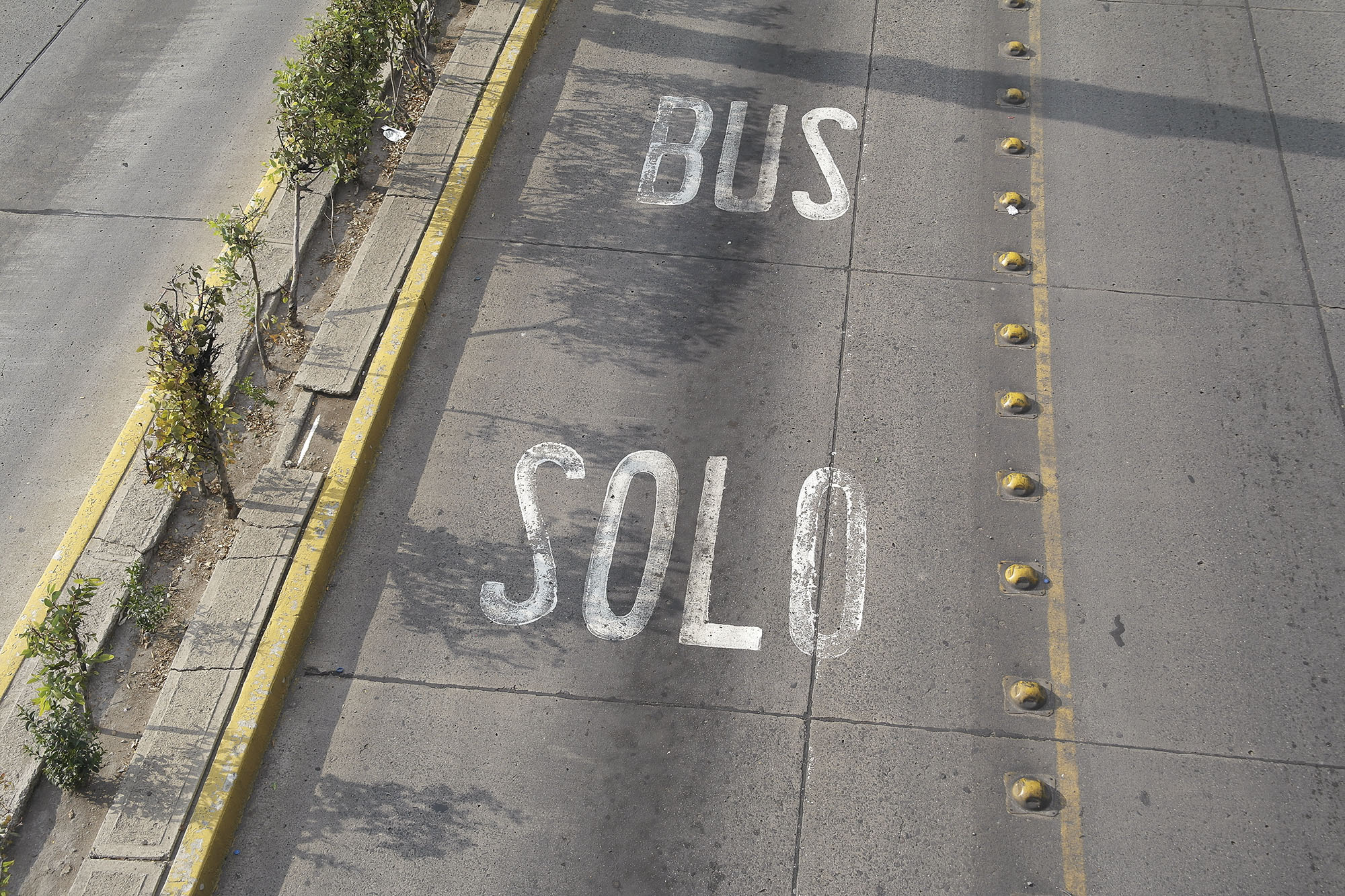 Fig. 23.28 Painted information on the busway surface is also an option, as shown here in an example in León, Mexico