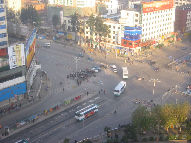 Fig. 24.57 In Kunming, turning BRT vehicles leave the busway and enter a mixed-traffic lane to finalize the turning movement.