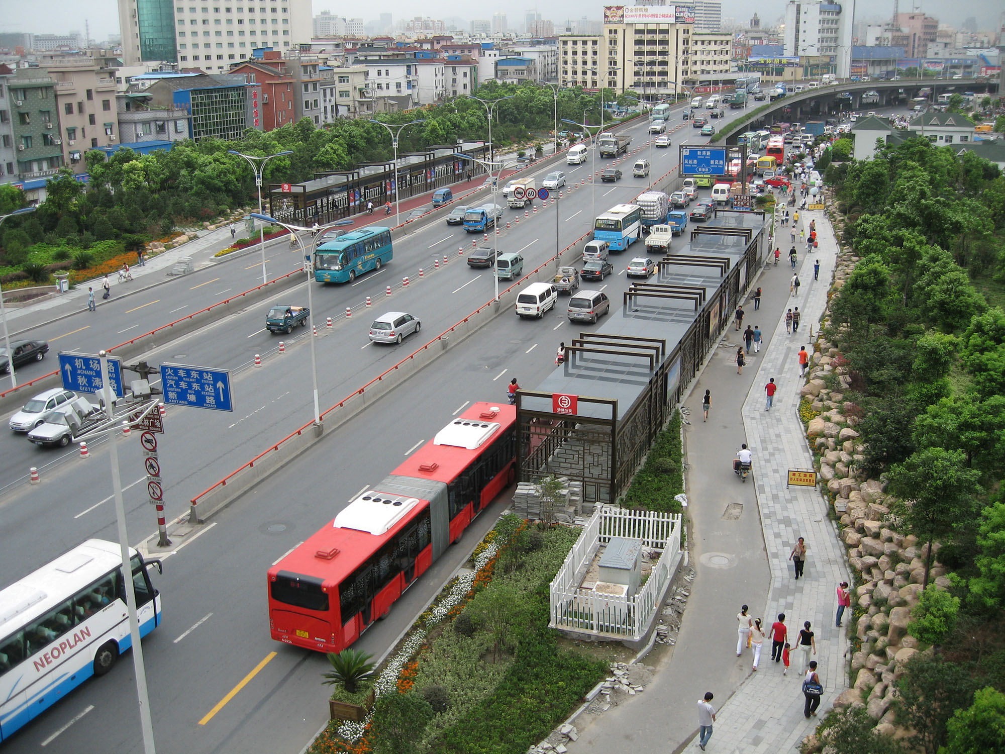 Fig. 31.14 The bike lane along the Hangzhou, China, BRT system is sited between the BRT lane and the sidewalk.