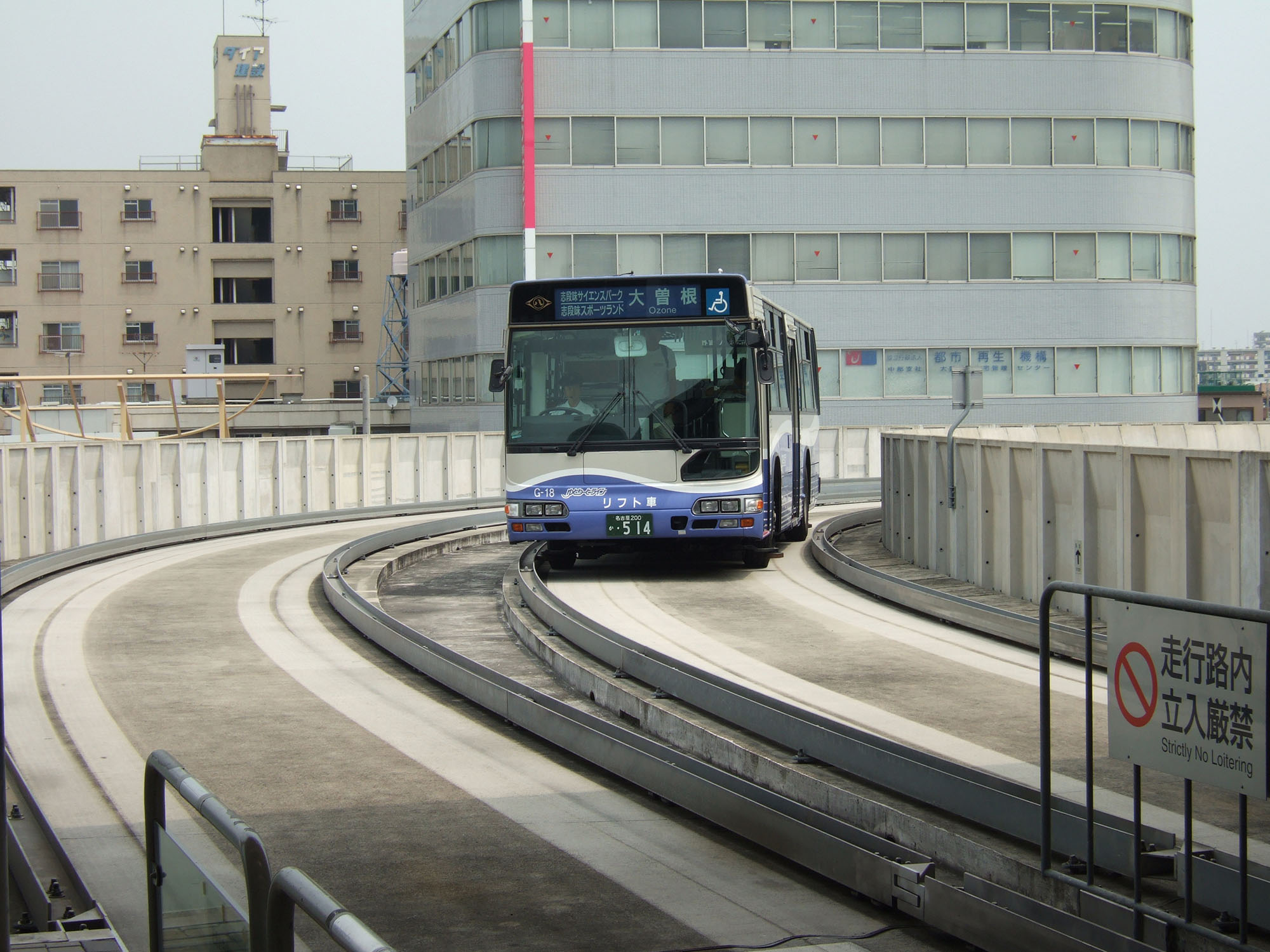 Fig. 22.27 Nagoya, Japan’s elevated BRT line utilizes a mechanical guidance system to reduce the required roadway width.