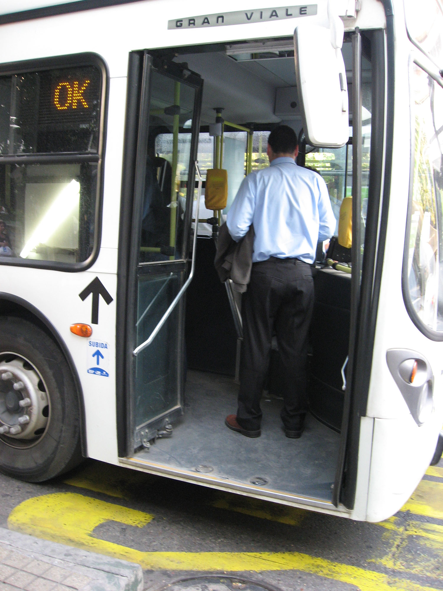 Fig. 20.10 Low-floor vehicles without platform-level entry and pre-board fare verification can result in longer dwell times and not actually provide access to the physically disabled, as shown in this image from Santiago, Chile