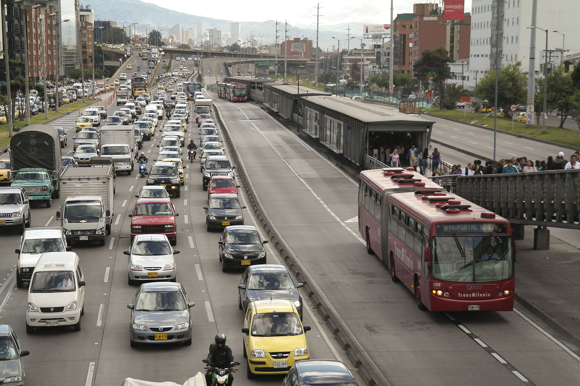 Fig. 6.30 By contrast, the development of the closed TransMilenio system along the same corridor, where schedules are fixed and where operators meeting certain minimum corporate standards have to comply with tight technical specifications and maintain quality-of-service standards, has dramatically improved travel times and customer comfort