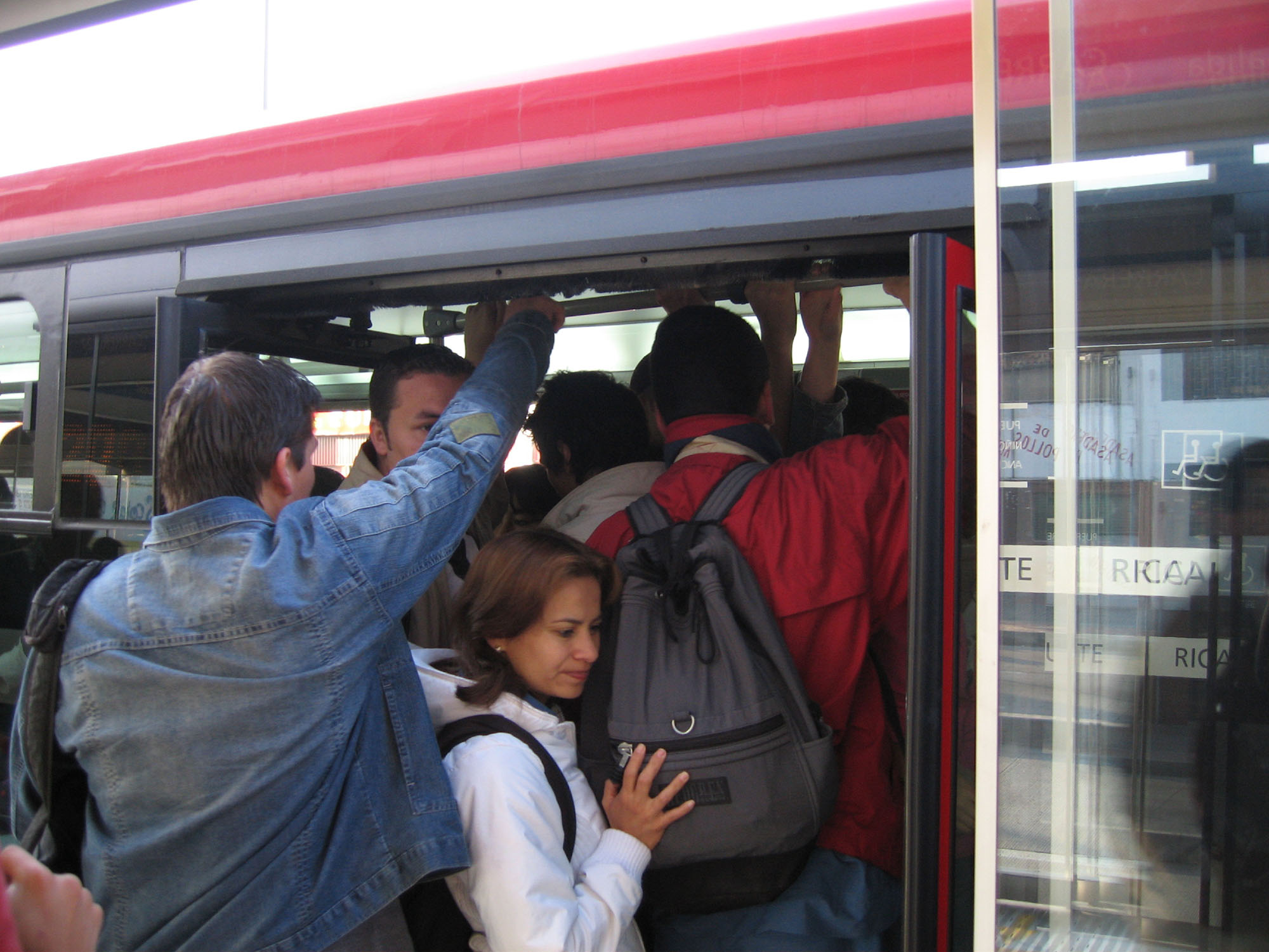 Fig. 7.9 The Avendida Caracas corridor in Bogotá suffers from overcrowding at peak periods.