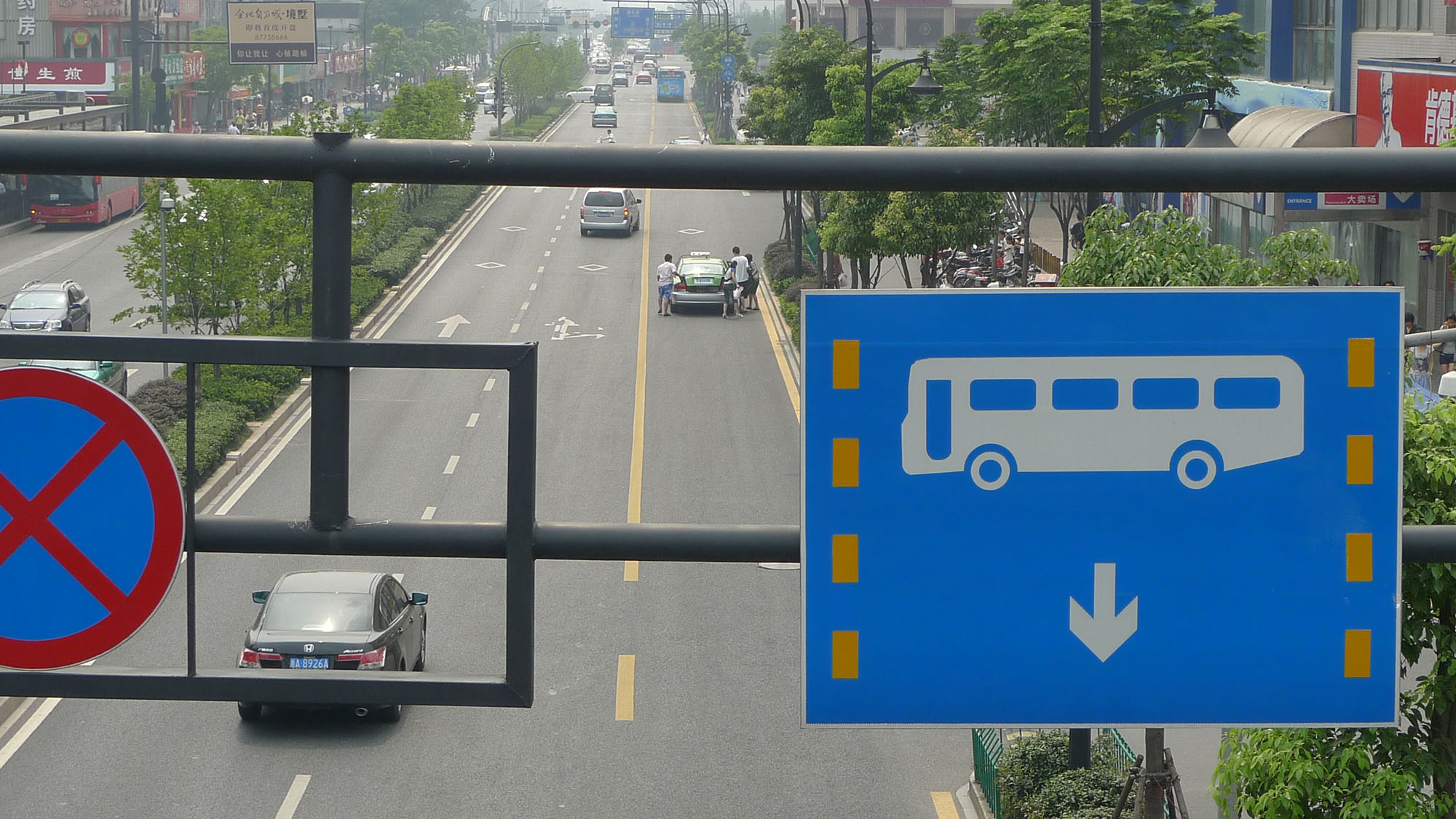 Fig. 22.21 Curbside bus lanes often fail due to traffic congestion and poor enforcement (Hangzhou, China).