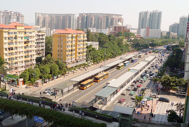 Fig. 7.14 The use of multiple sub-stops and passing lanes helps minimize vehicle congestion in Guangzhou, China. Photo