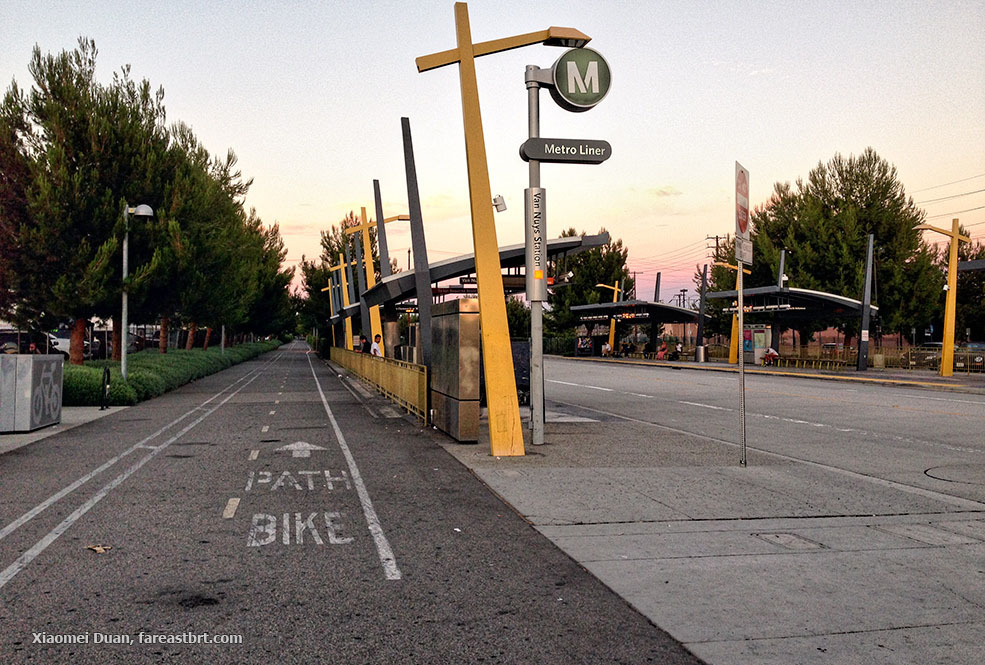 Fig. 31.10 Parallel bicycle path along the Orange Line BRT (Los Angeles).