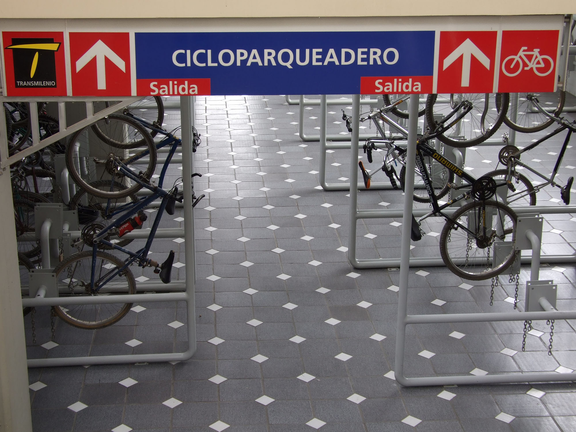 Fig. 31.38 Commuter entrance to an 800-bike-capacity parking facility in the Avenida Americas Terminal, Bogotá.