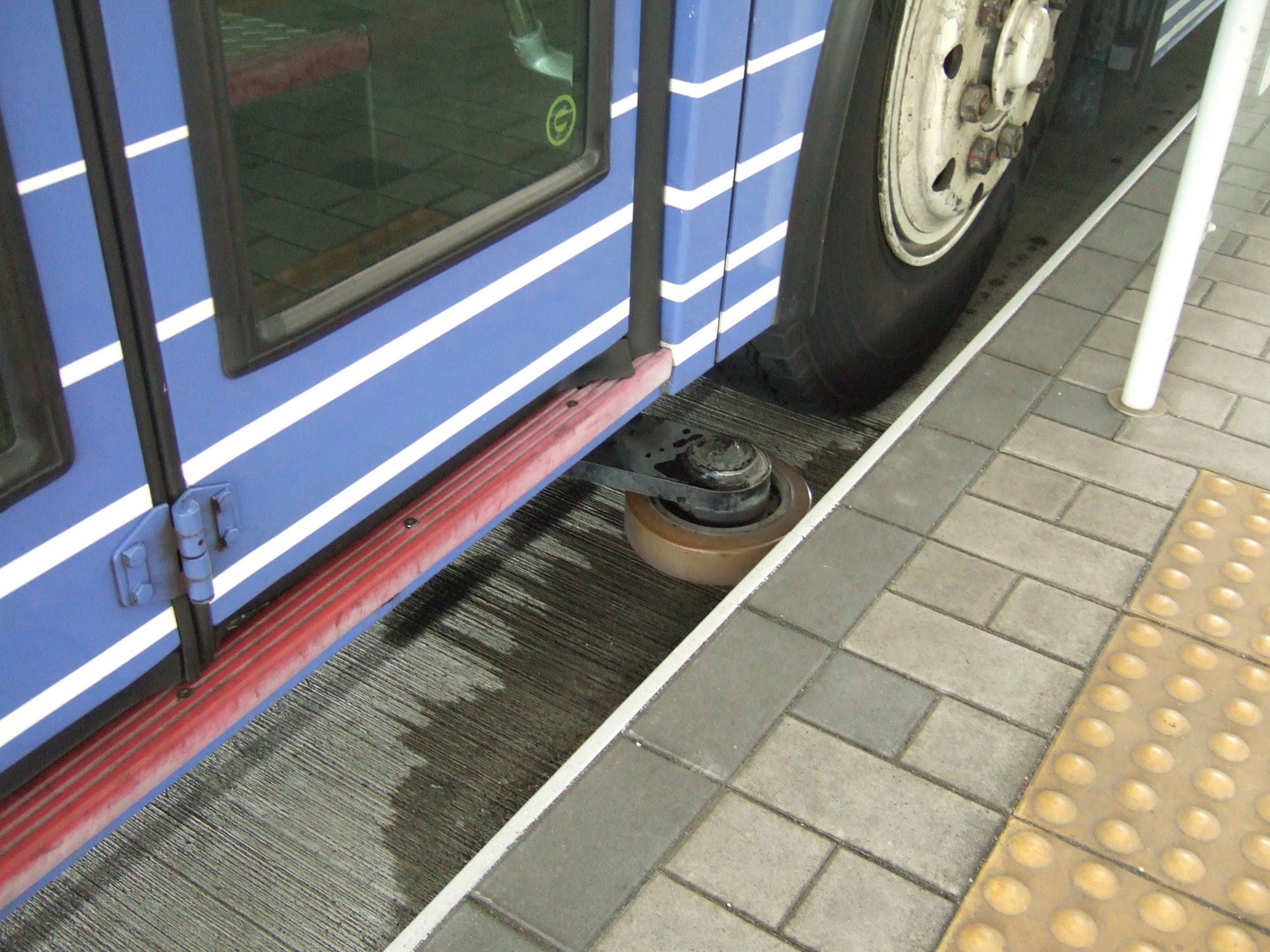 Fig. 22.26 Nagoya, Japan’s elevated BRT line utilizes a mechanical guidance system to reduce the required roadway width.