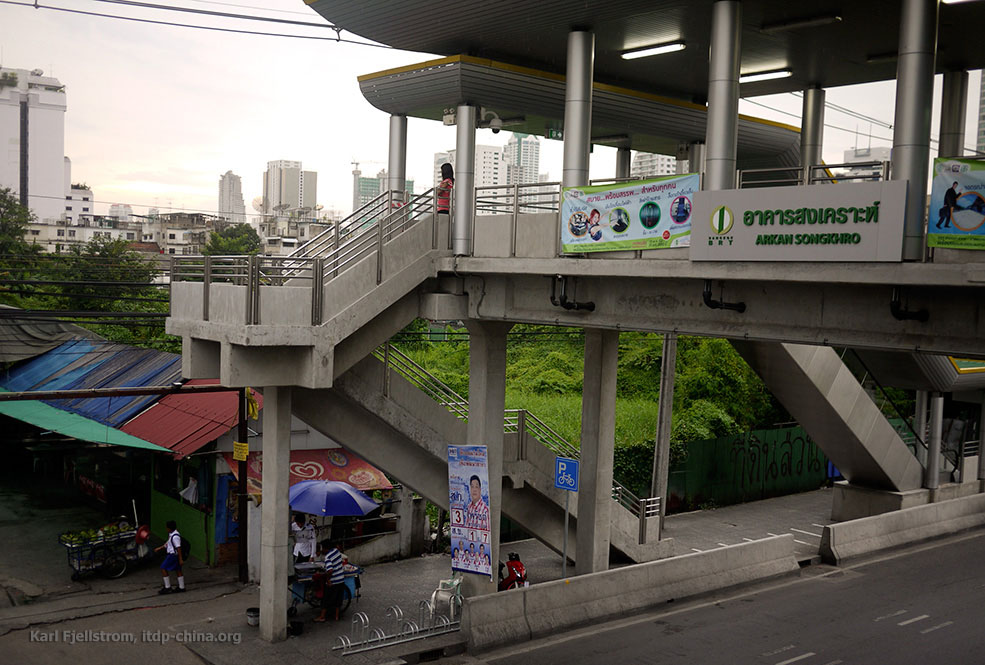 Fig. 23.30 Pedestrian ramp along the Bangkok, Thailand, BRT.