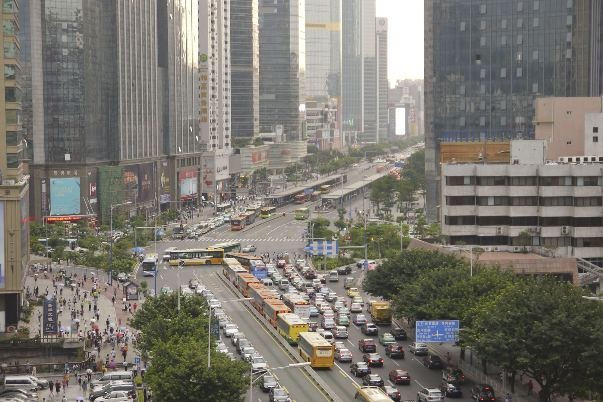 Fig. 22.1 Guangzhou, China, is a median-aligned busway configuration with split stations located along the outside of the busway.