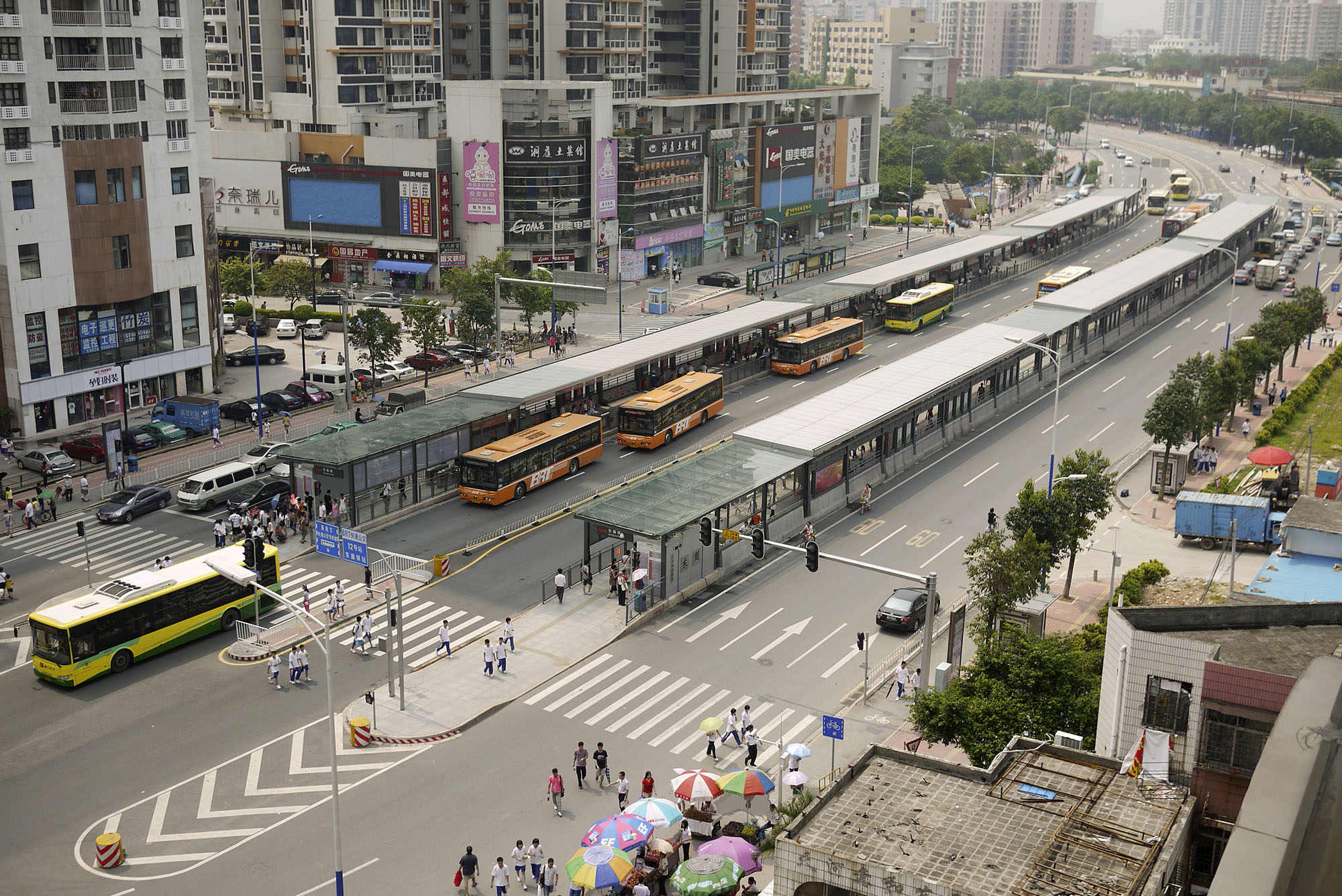 Fig. 24.49 Dongpu BRT station in Guangzhou (see layout at Figure 24.45) provides at-grade station access at both ends, combined with mixed-traffic U-turns.