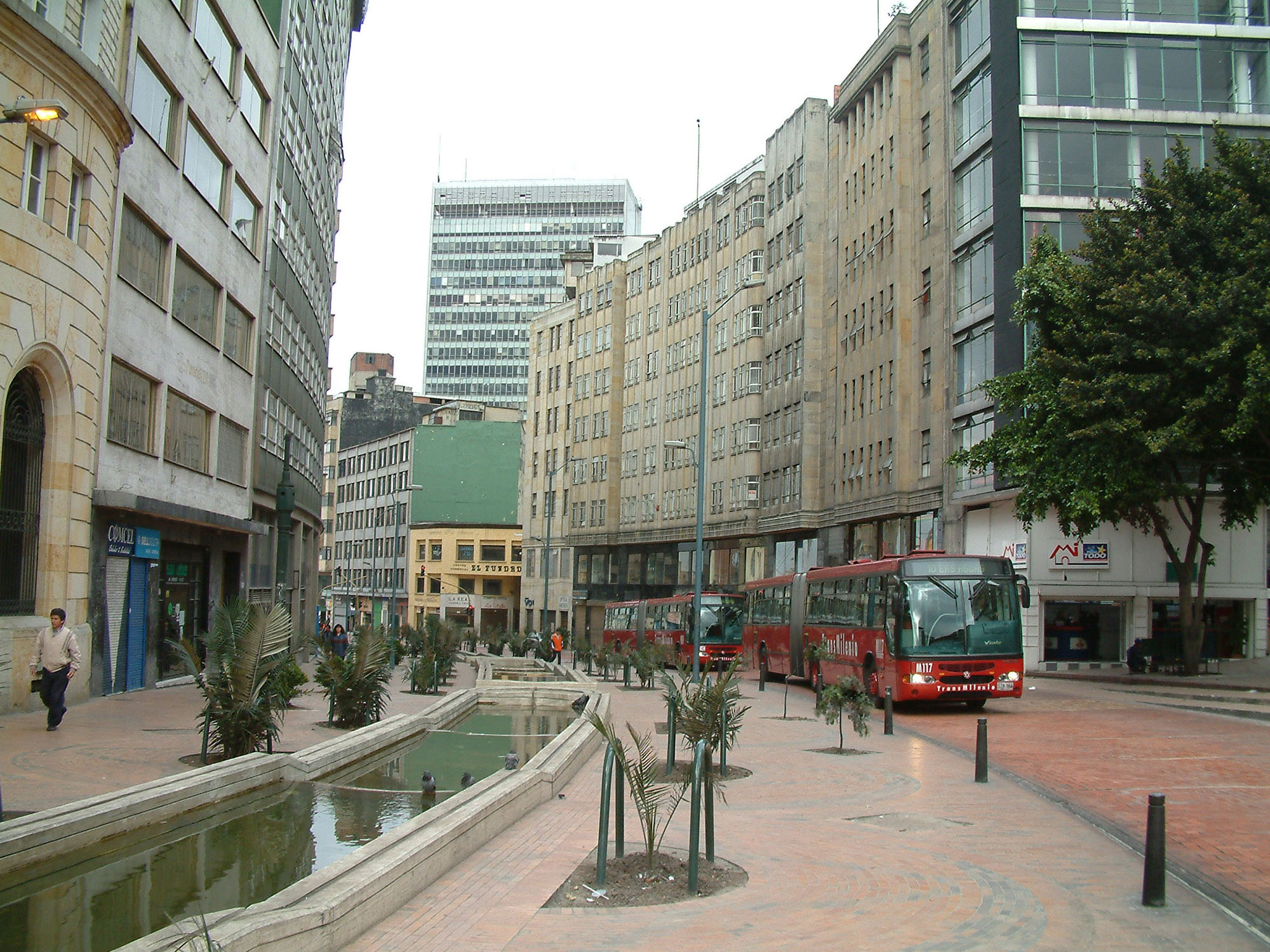 Fig. 22.35 The Avenida Jiménez corridor of Bogotá’s TransMilenio system represents a high-quality example of merging urban regeneration with a BRT system.