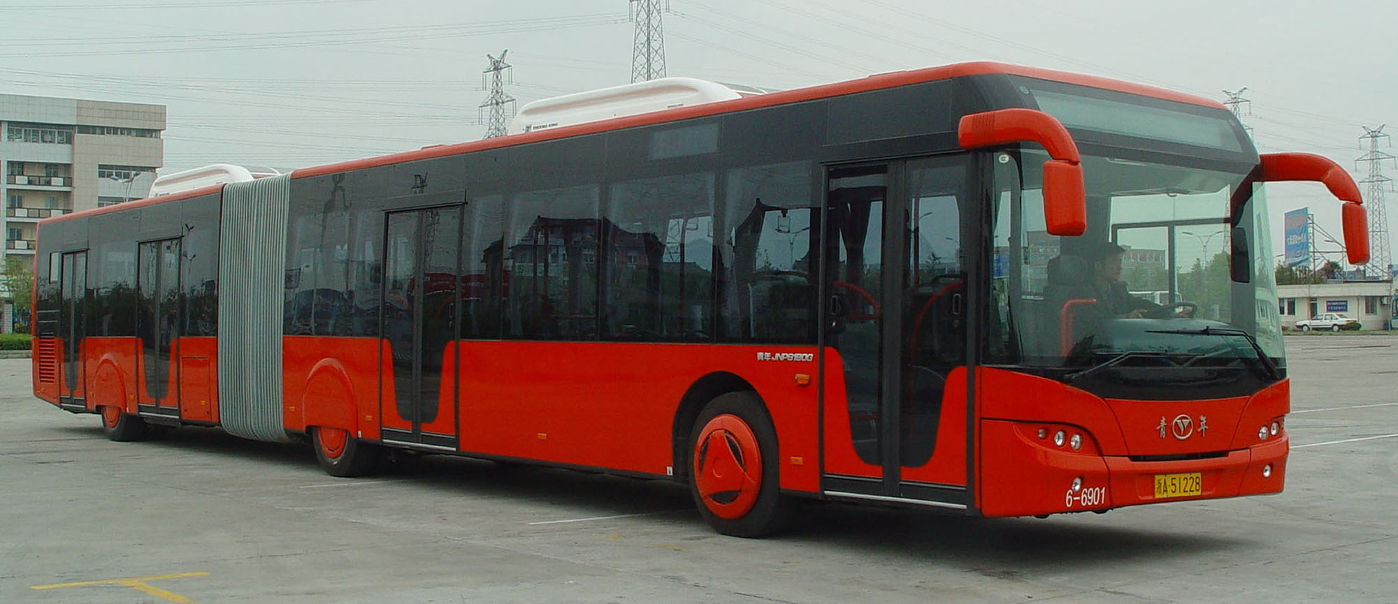 Fig. 7.10 The 18-meter articulated vehicle has become standard in many BRT applications.