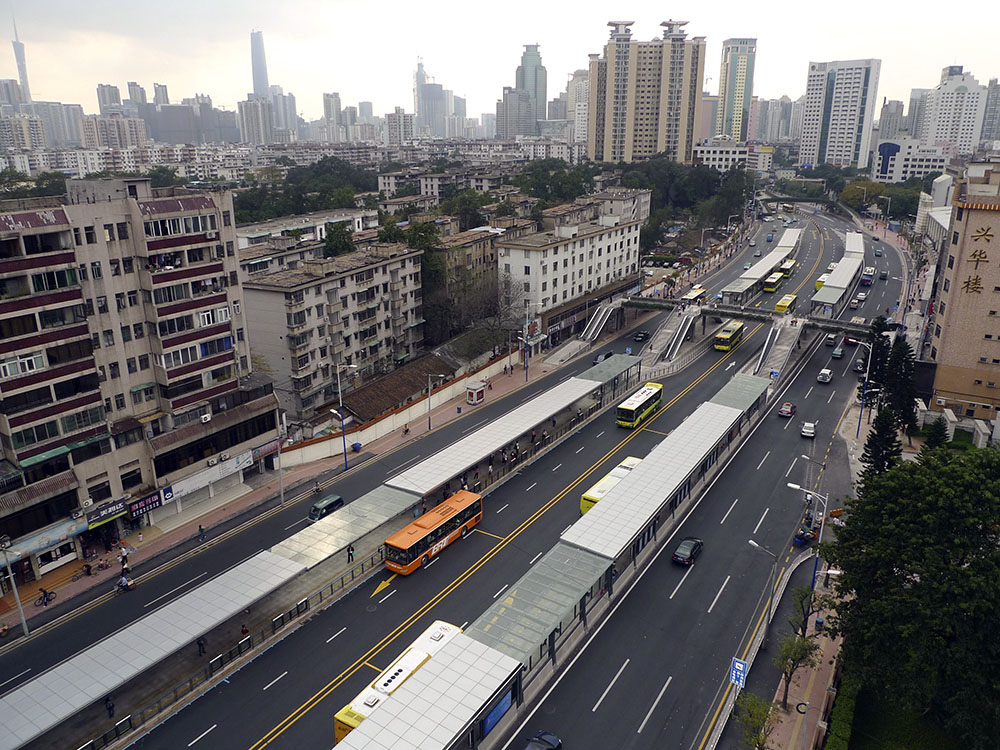 Fig. 7.16 Shidajida BRT station in Guangzhou, at the midpoint underneath the access bridge, has one lane carrying 27,000 people and one vehicle every 10 seconds in a single direction during the peak hour. This system has the world’s highest BRT vehicle carrying frequency. Image