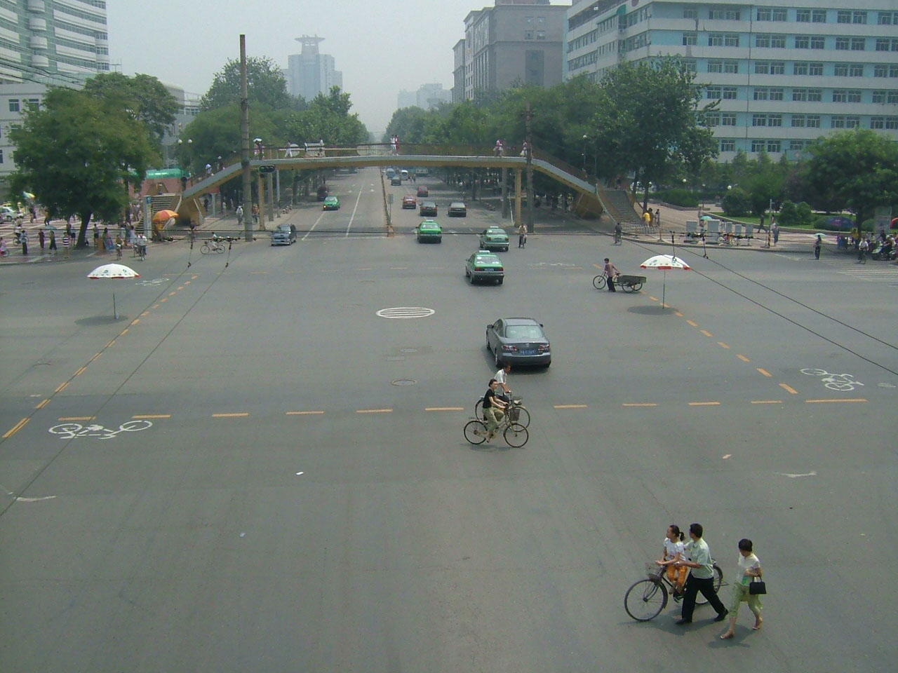 Fig. 24.71 In Chinese cities such as Xi’an, cyclists are given designated waiting areas from which they have priority access to crossing the street.