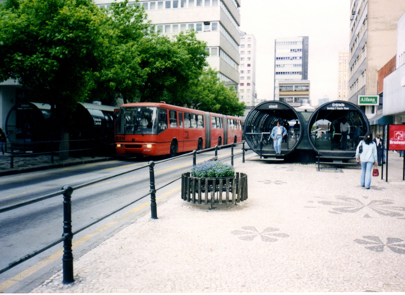 Fig. 22.9 Curitiba utilizes a variety of roadway configurations. Each street’s design depends on the local circumstances.