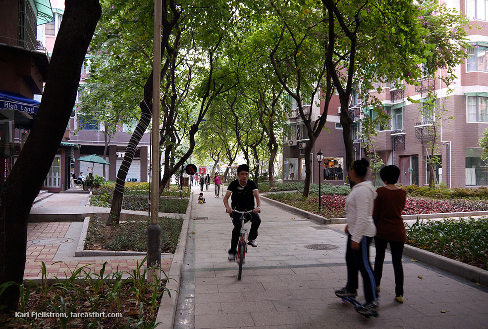 Fig. 29.10 Pedestrian-access lanes that increase the permeability of city blocks can reduce walking times, and thereby improve access to public transport as is the case here in Guangzhou, China.
