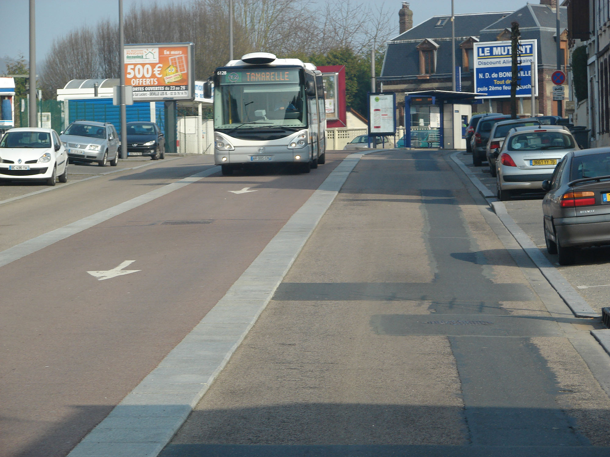 Fig. 22.43 The virtual lane concept in Rouen, France, where a single centrally located bus lane is used to provide bus priority in both directions of travel.