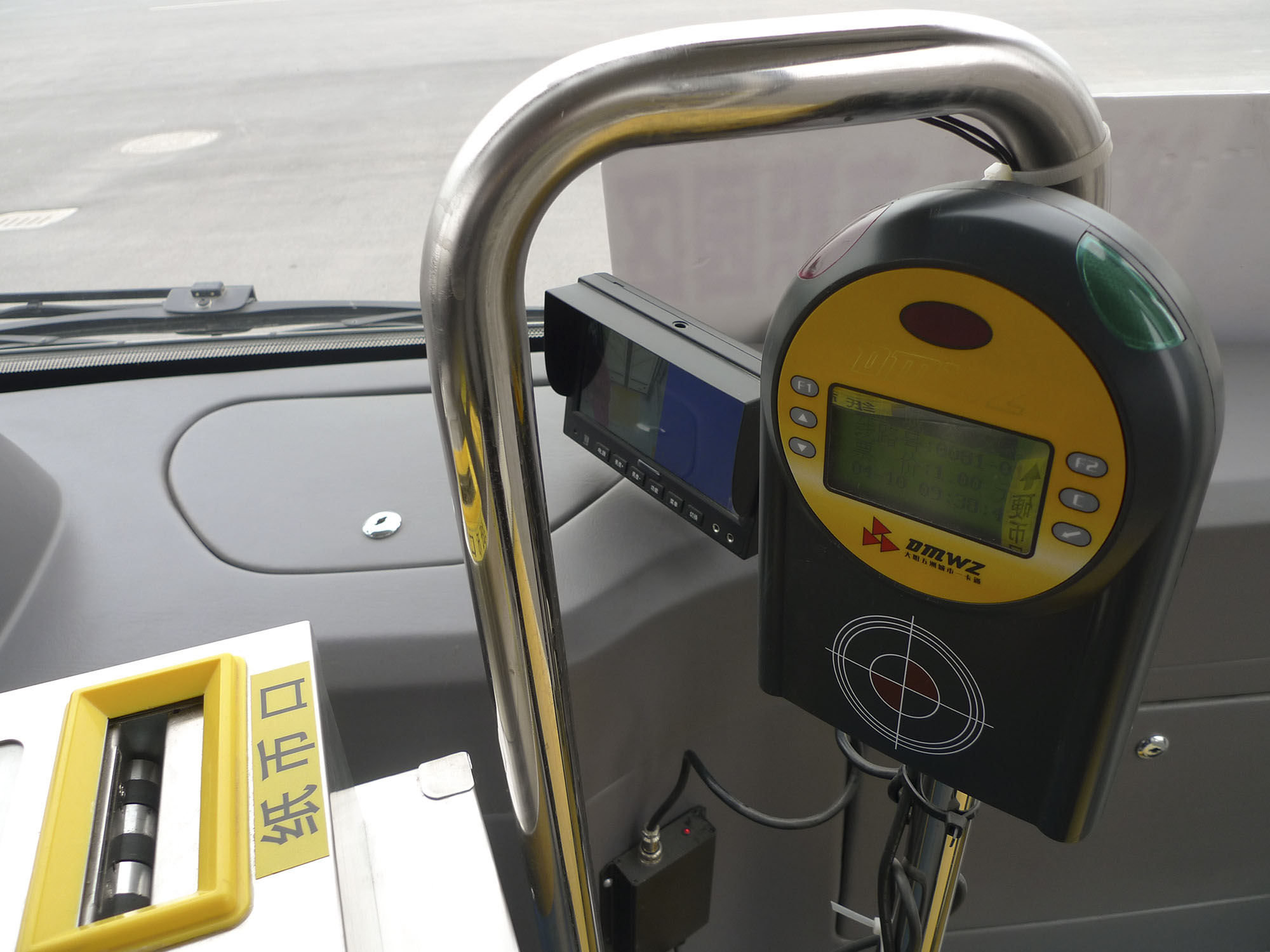 Fig. 18.2 Onboard fare collection on a feeder bus in Yancheng, China, allows customers to connect to the BRT using a smart card payment system.