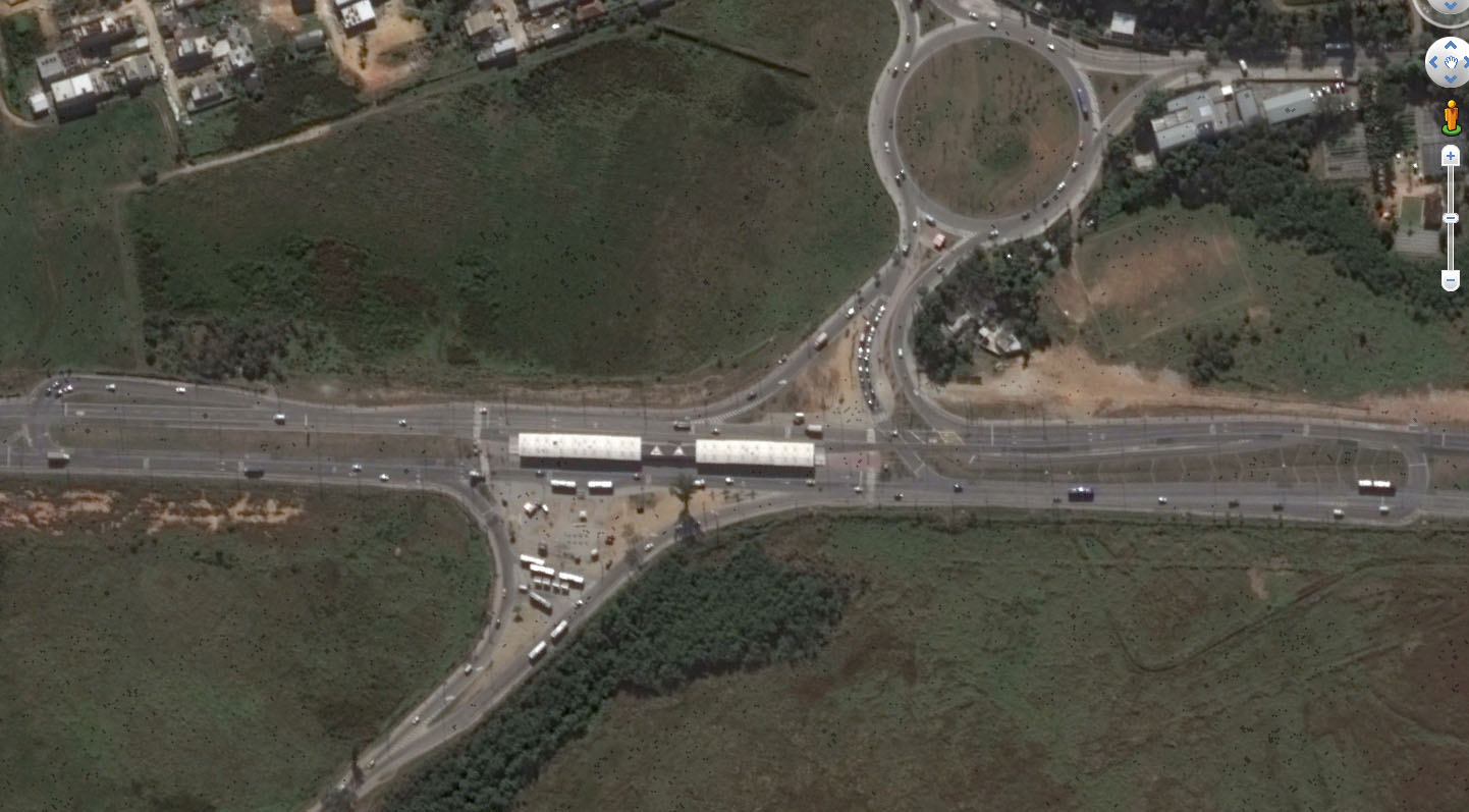 Fig. 24.48 Traffic is diverted past this TransOeste station in Rio de Janeiro before it is allowed to perform U-turns away from the station.