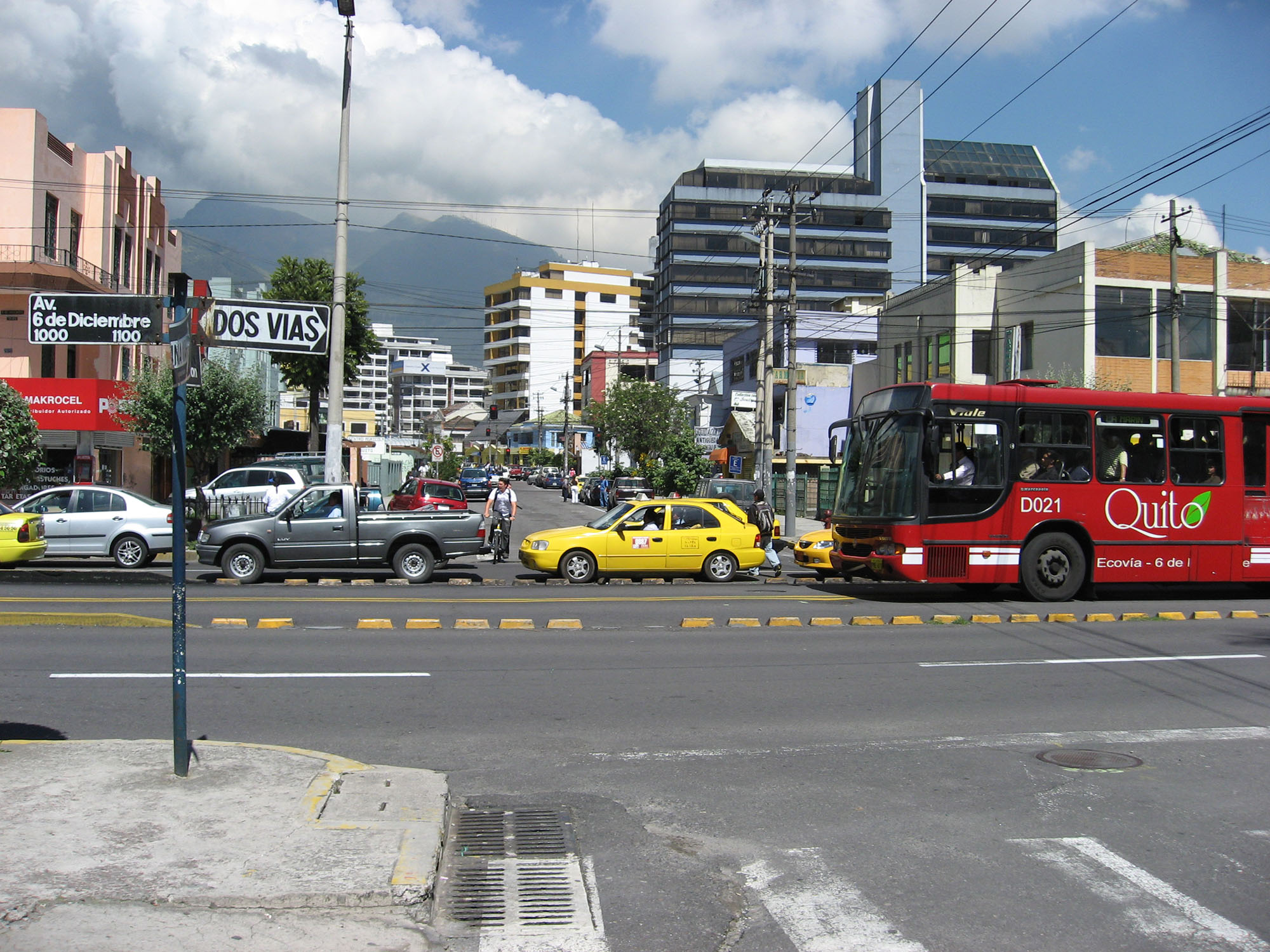 Fig. 24.31 Prior to Quito’s Ecovía line, mixed-traffic vehicles were allowed to cross through this intersection as well as negotiate cross-traffic and curbside turns. To give priority to public transport, crossing straight and cross-traffic turn movements have been blocked.