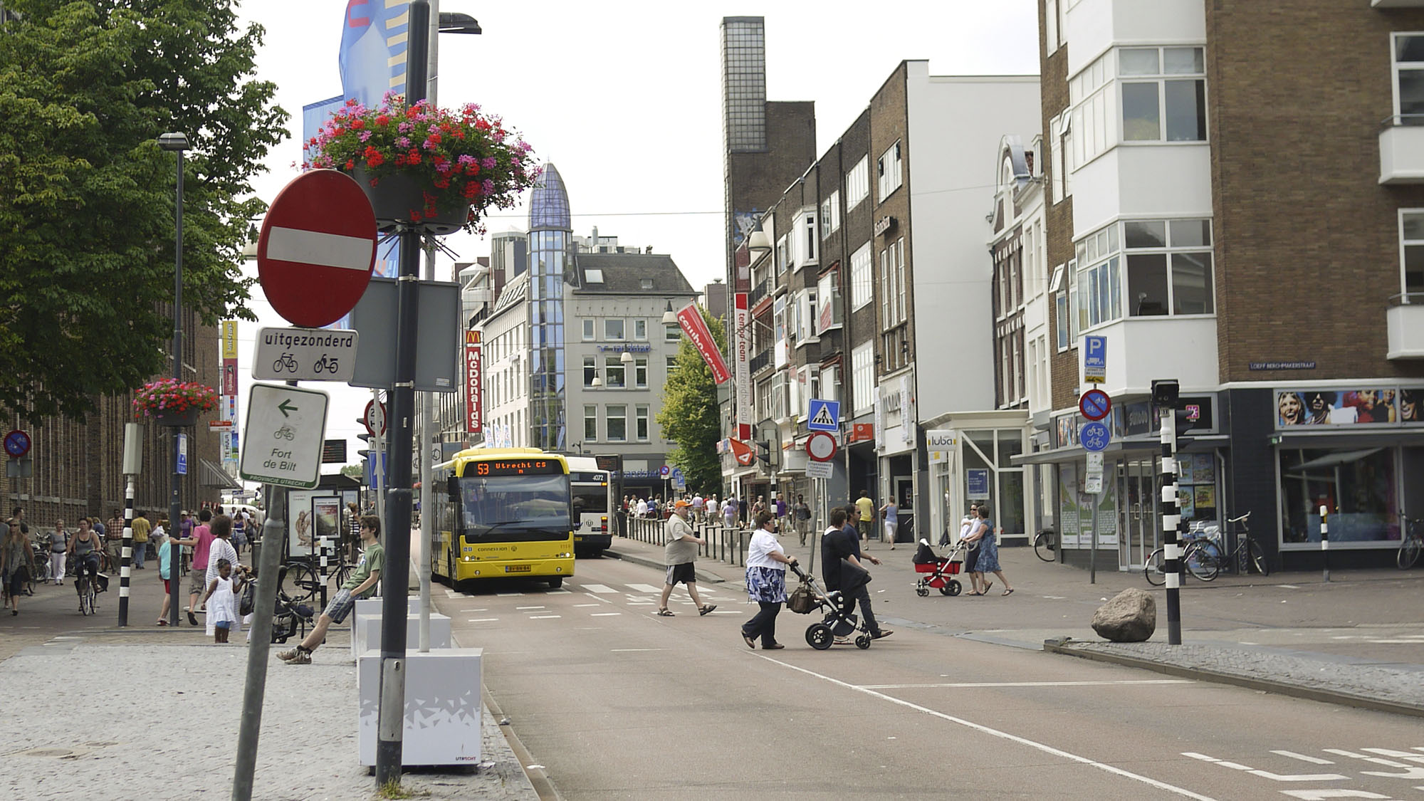 Fig. 22.38 Transit mall in Utrecht, Netherlands. Deliveries are made very early in the morning, or via side streets.