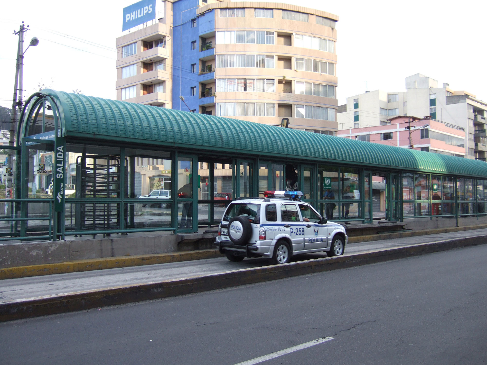 Fig. 6.31 In cities such as Quito, the exclusive busways also permit emergency vehicles.